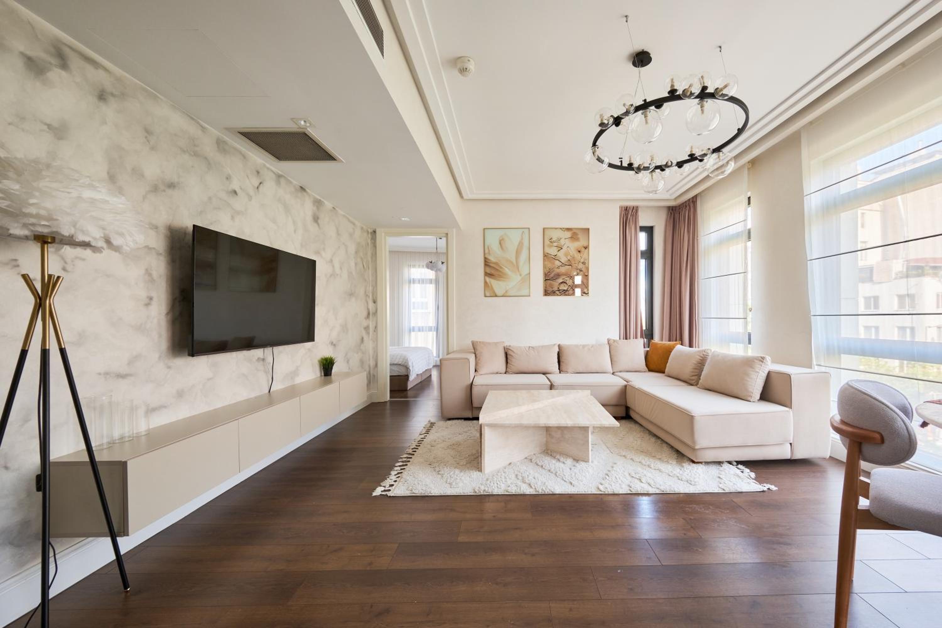 Deluxe One-Bedroom Apartment with City View photo 1
