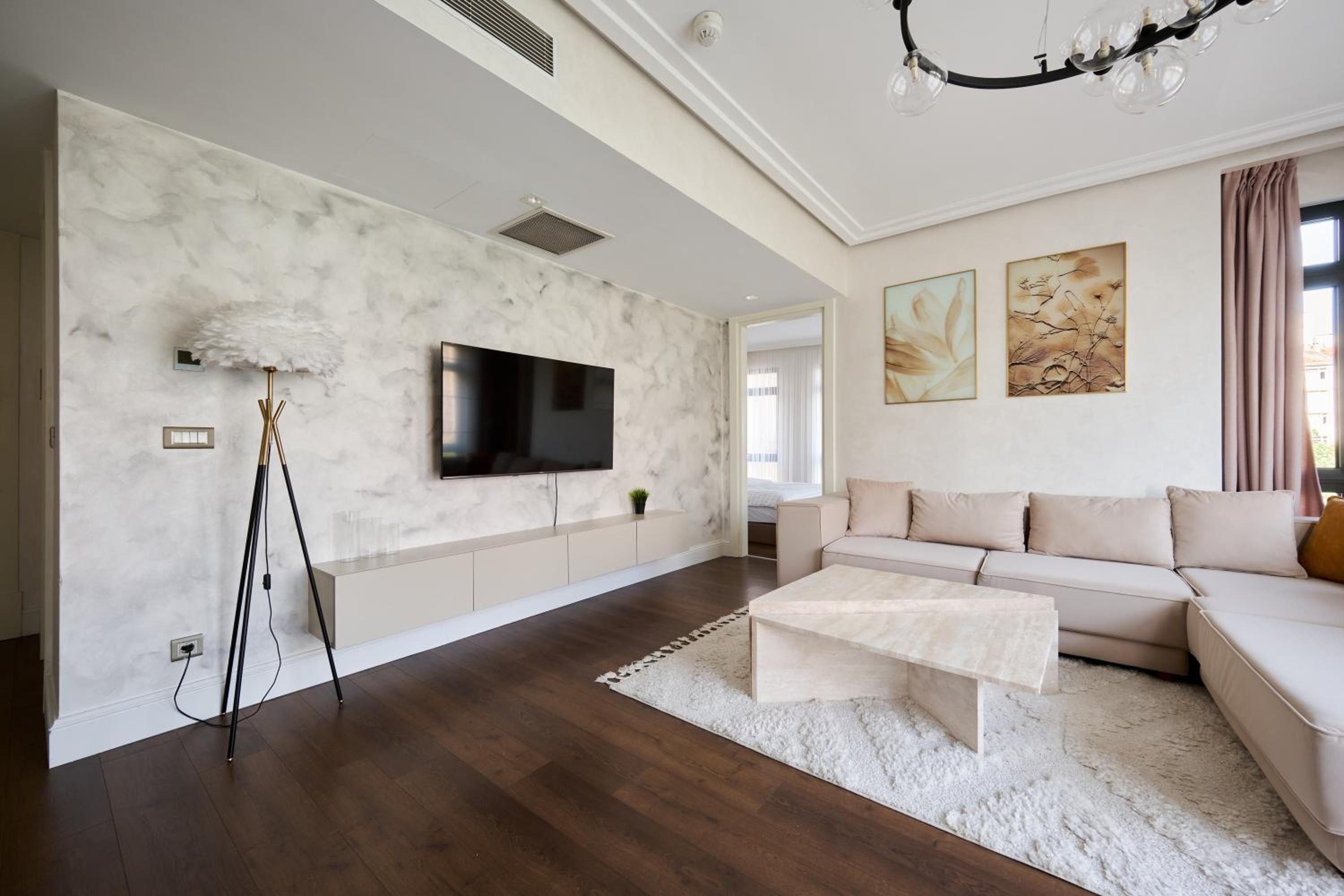 Deluxe One-Bedroom Apartment with City View photo 2