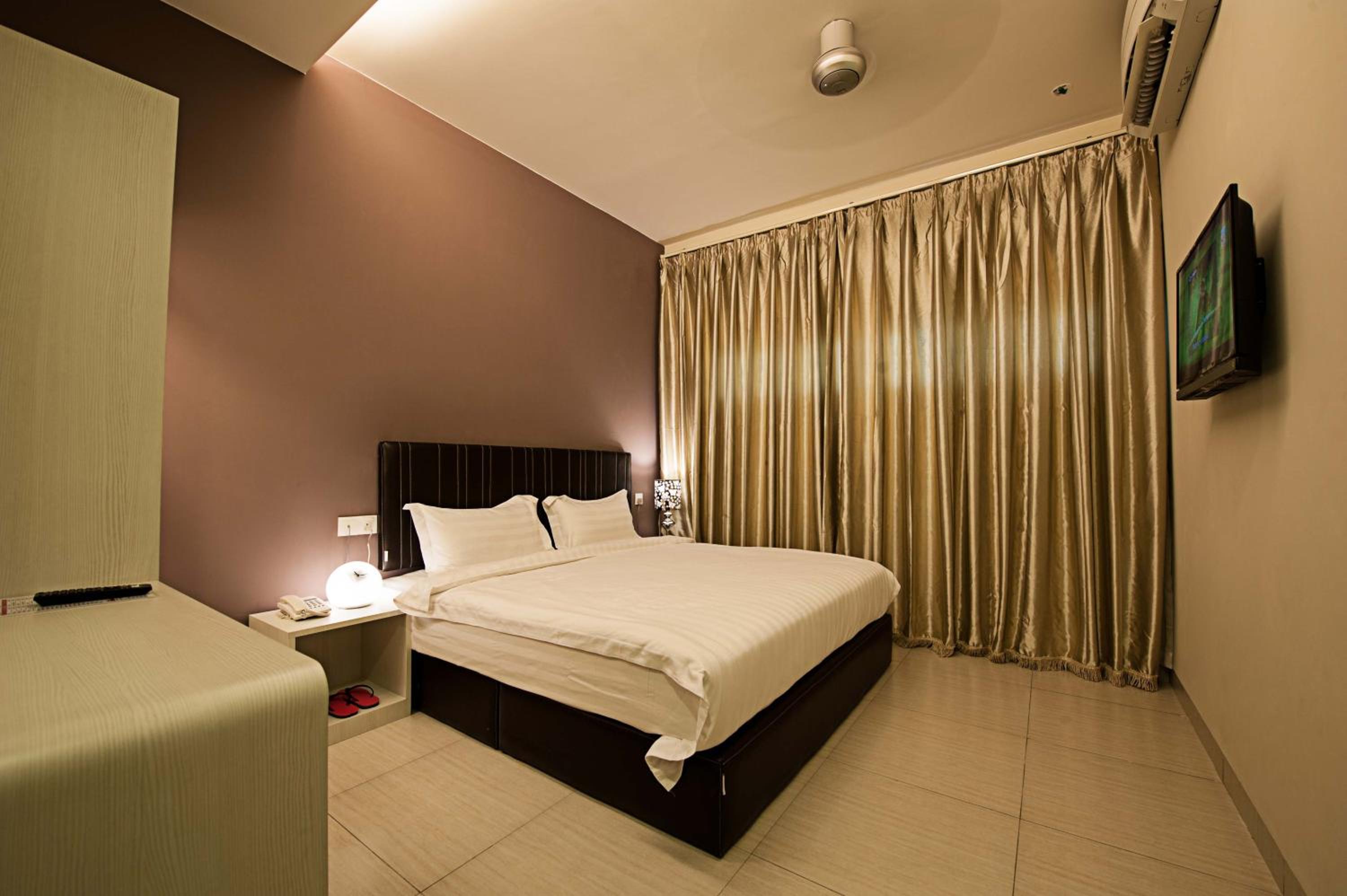 Deluxe King Room - Photo 3