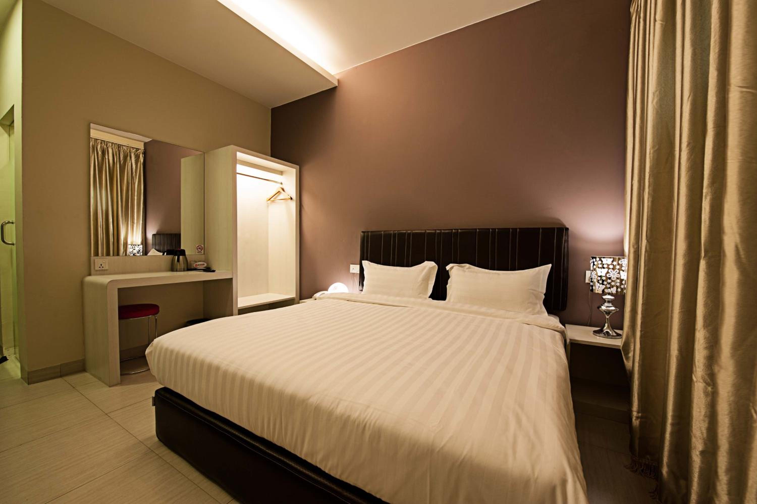 Deluxe King Room - Photo 1