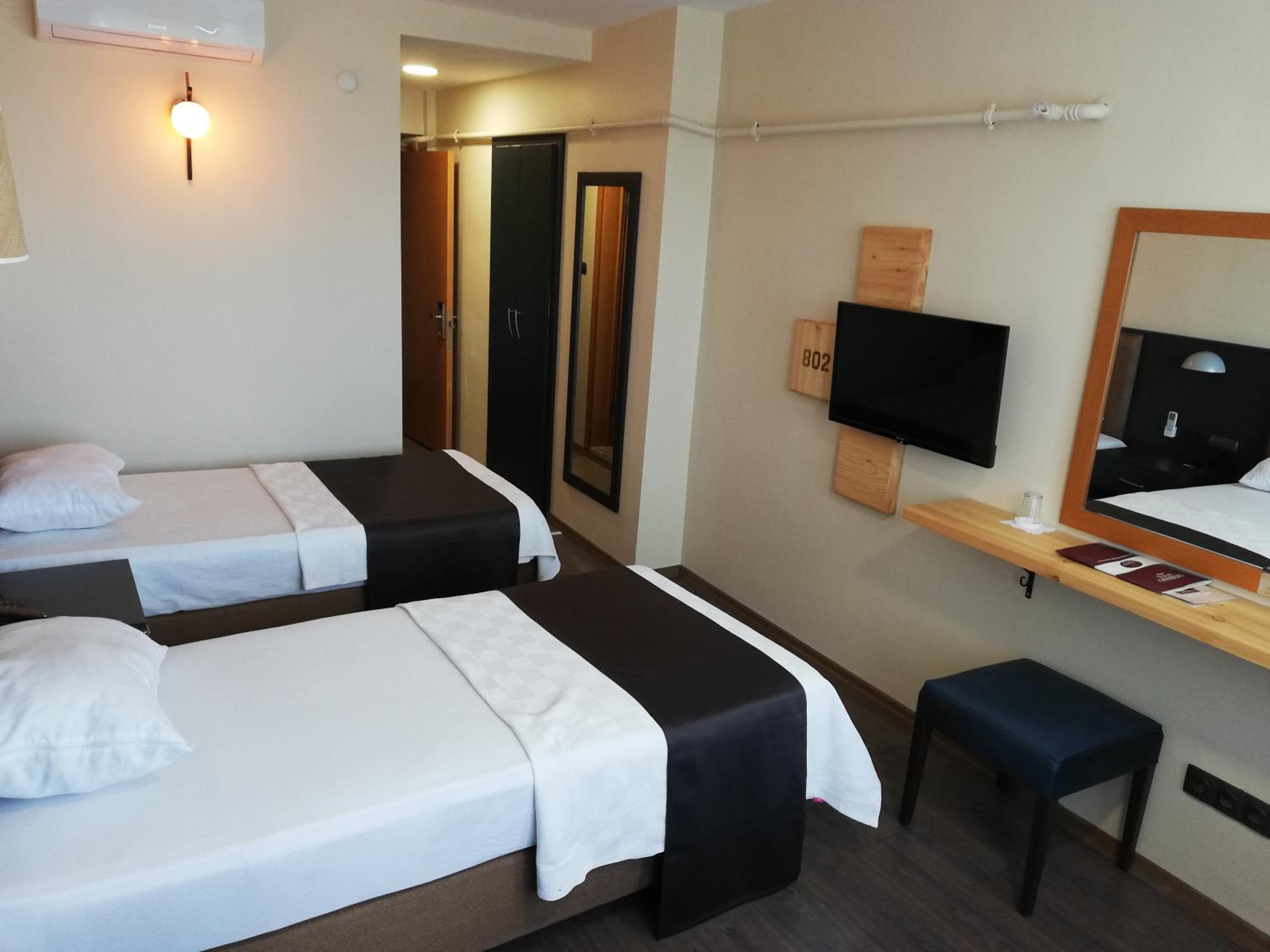 Standard Twin Room - Photo 2