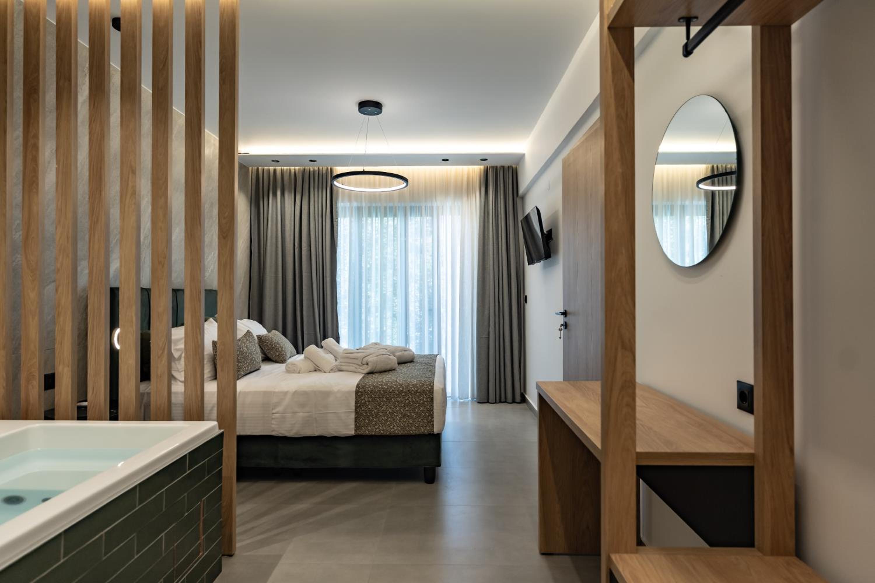 Green One-Bedroom Suite with indoor Spa Bath photo 1