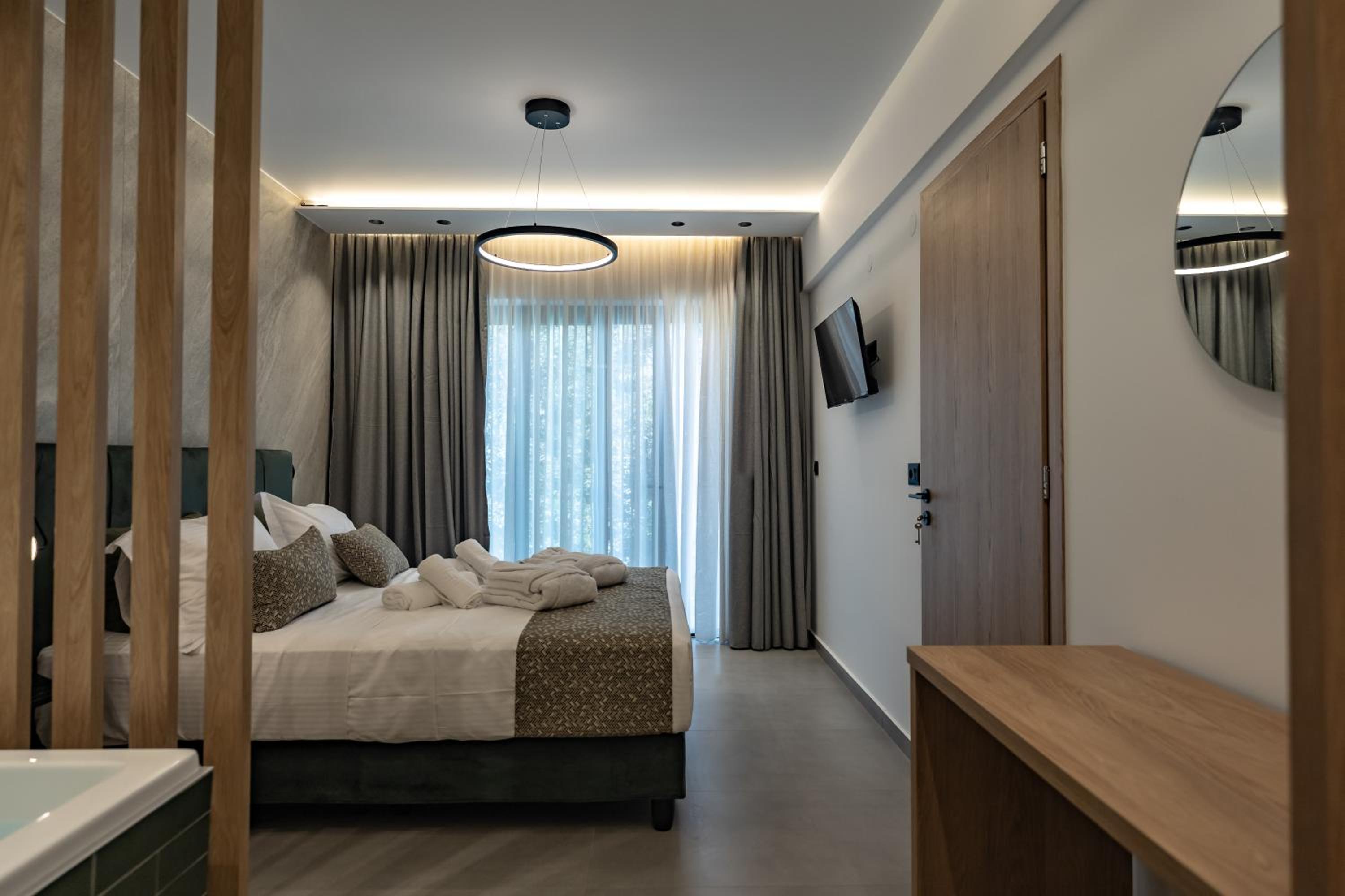 Green One-Bedroom Suite with indoor Spa Bath photo 3