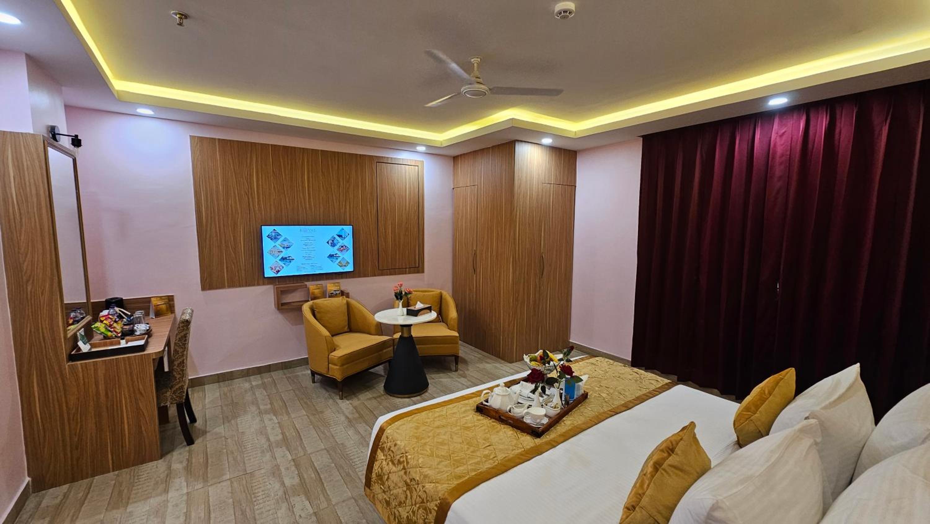 Deluxe King Room - Photo 3