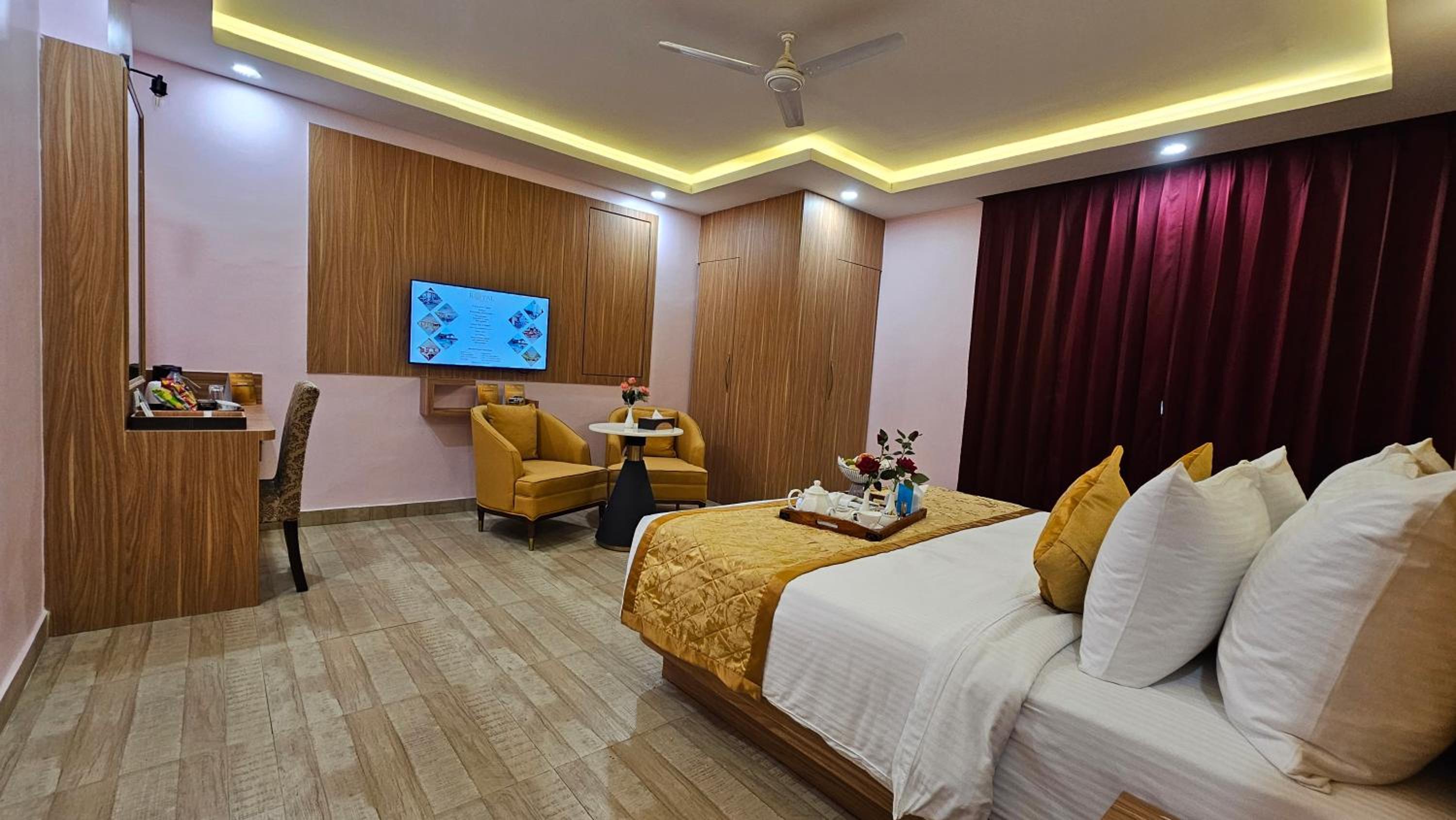 Deluxe King Room - Photo 2