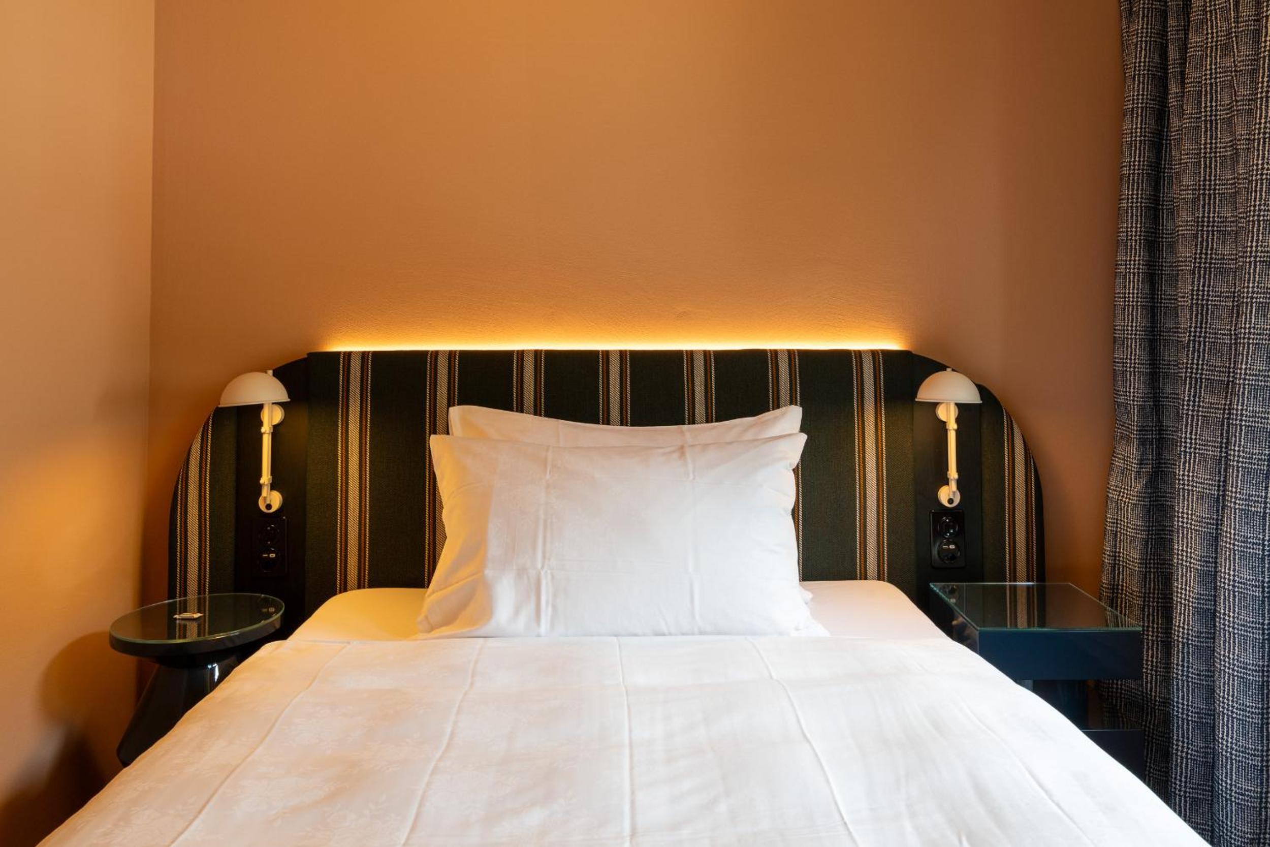 Small Queen Room photo 2