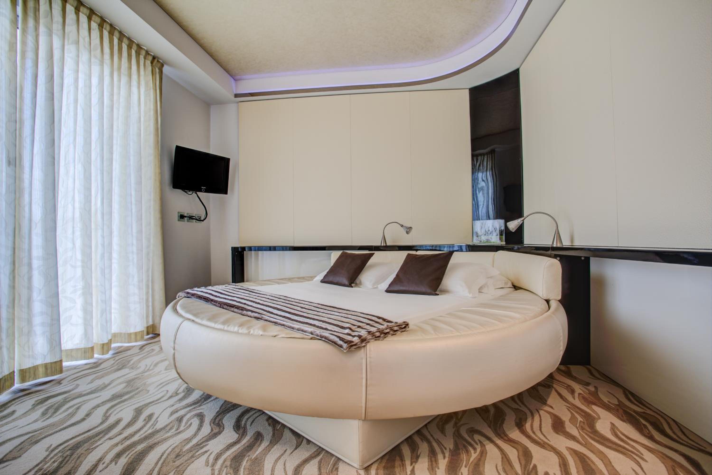 Luxury Suite - Top Floor (4 Adults) - Photo 3