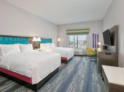 Queen Room with Two Queen Beds - Photo 2