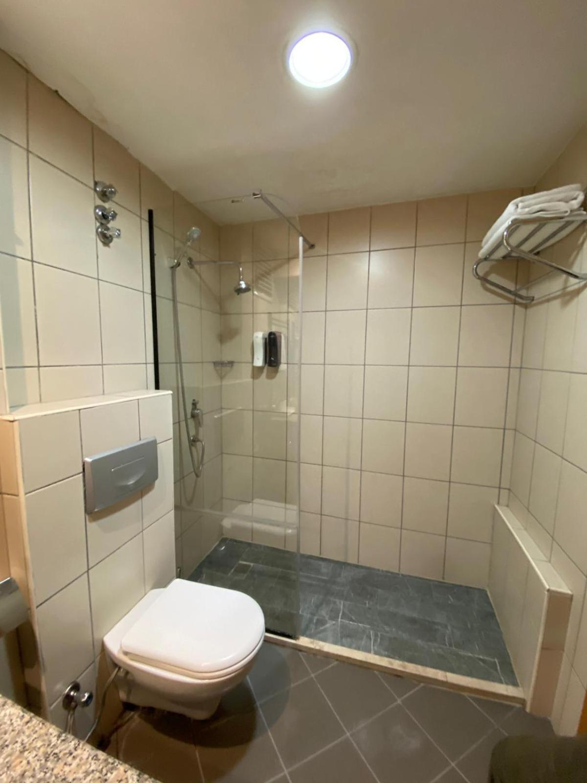 Standard Twin Room - Photo 3