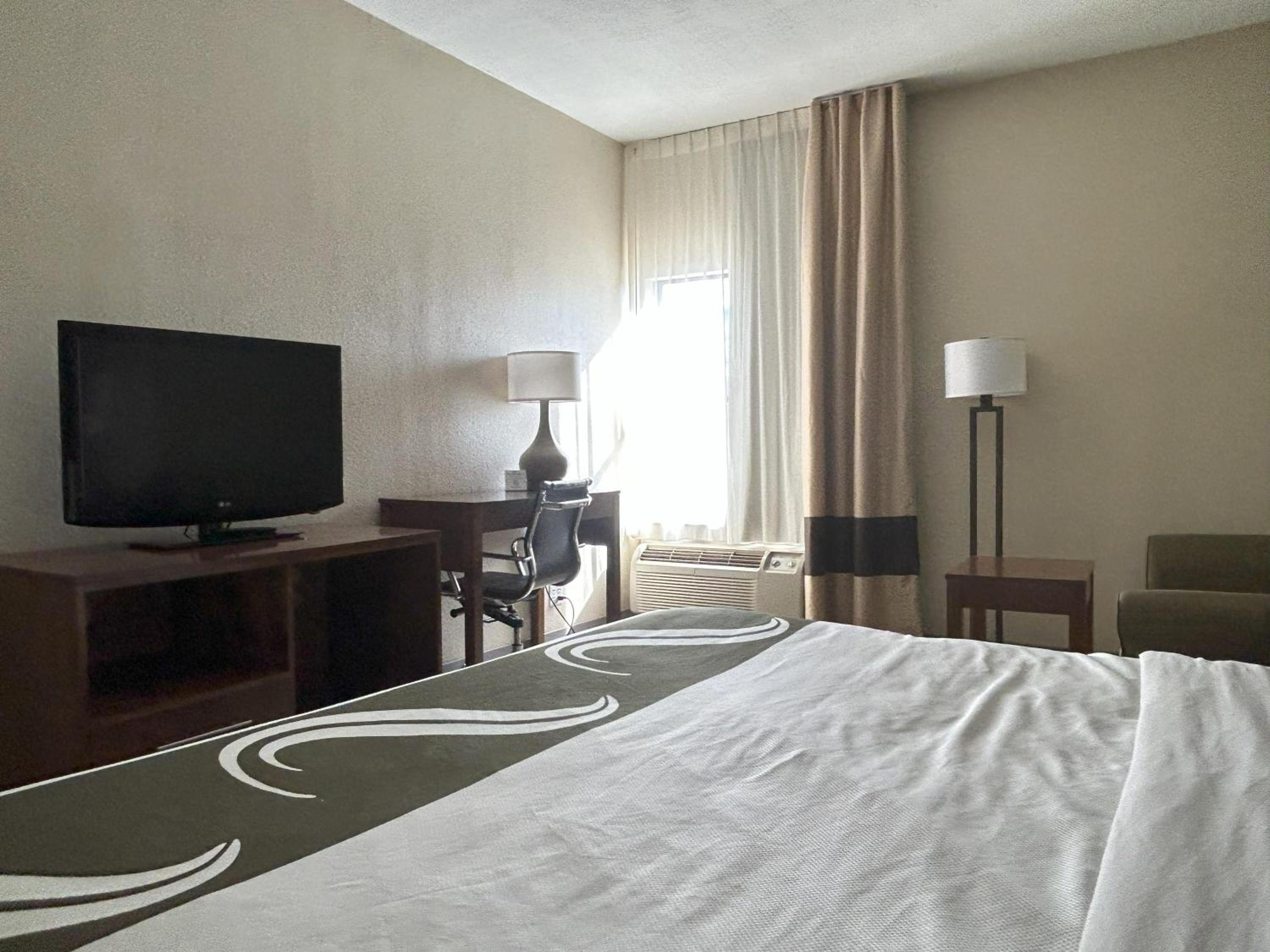 King Room - Accessible/Smoking - Photo 2