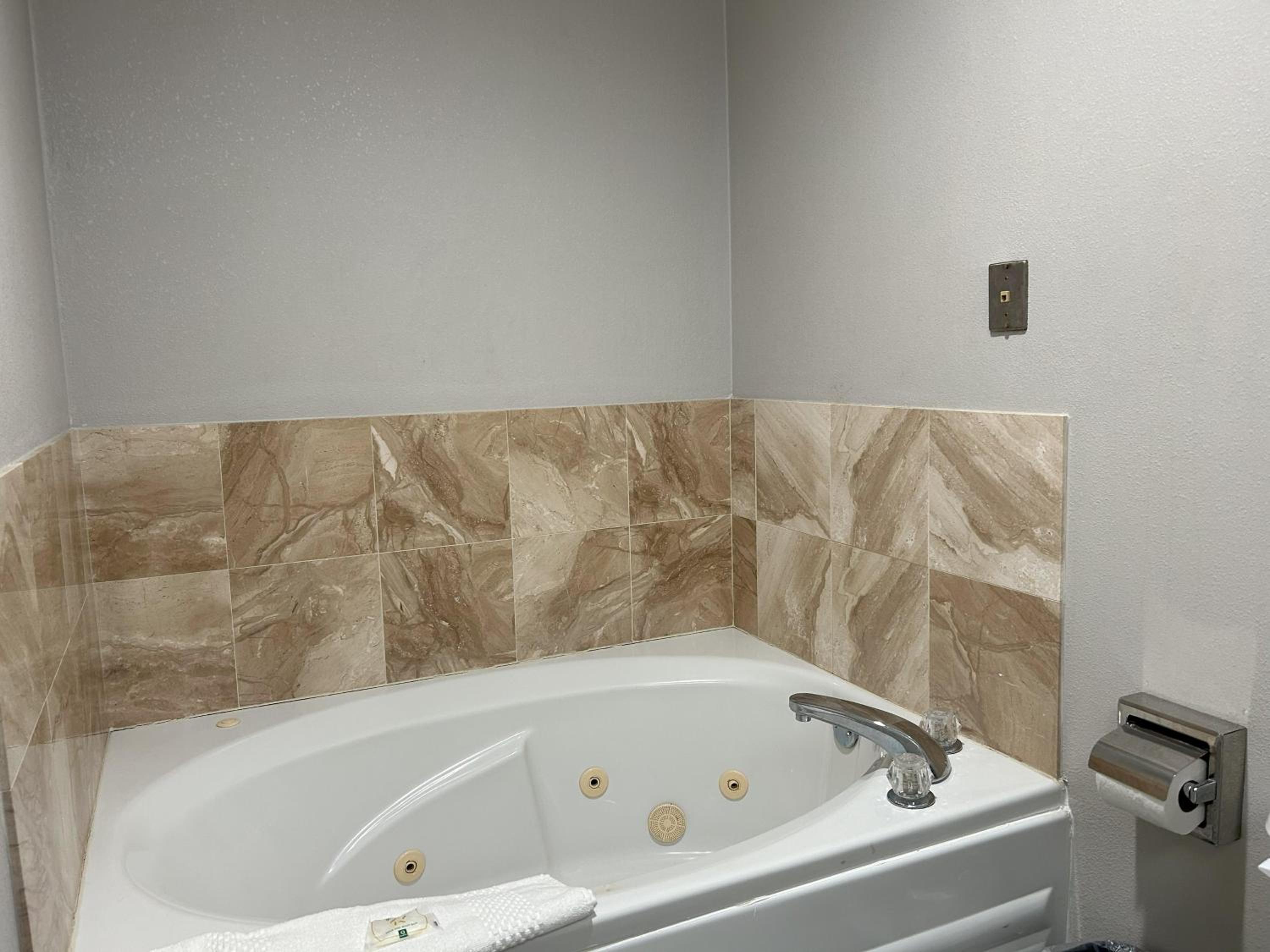 King Room - Accessible/Smoking - Photo 3
