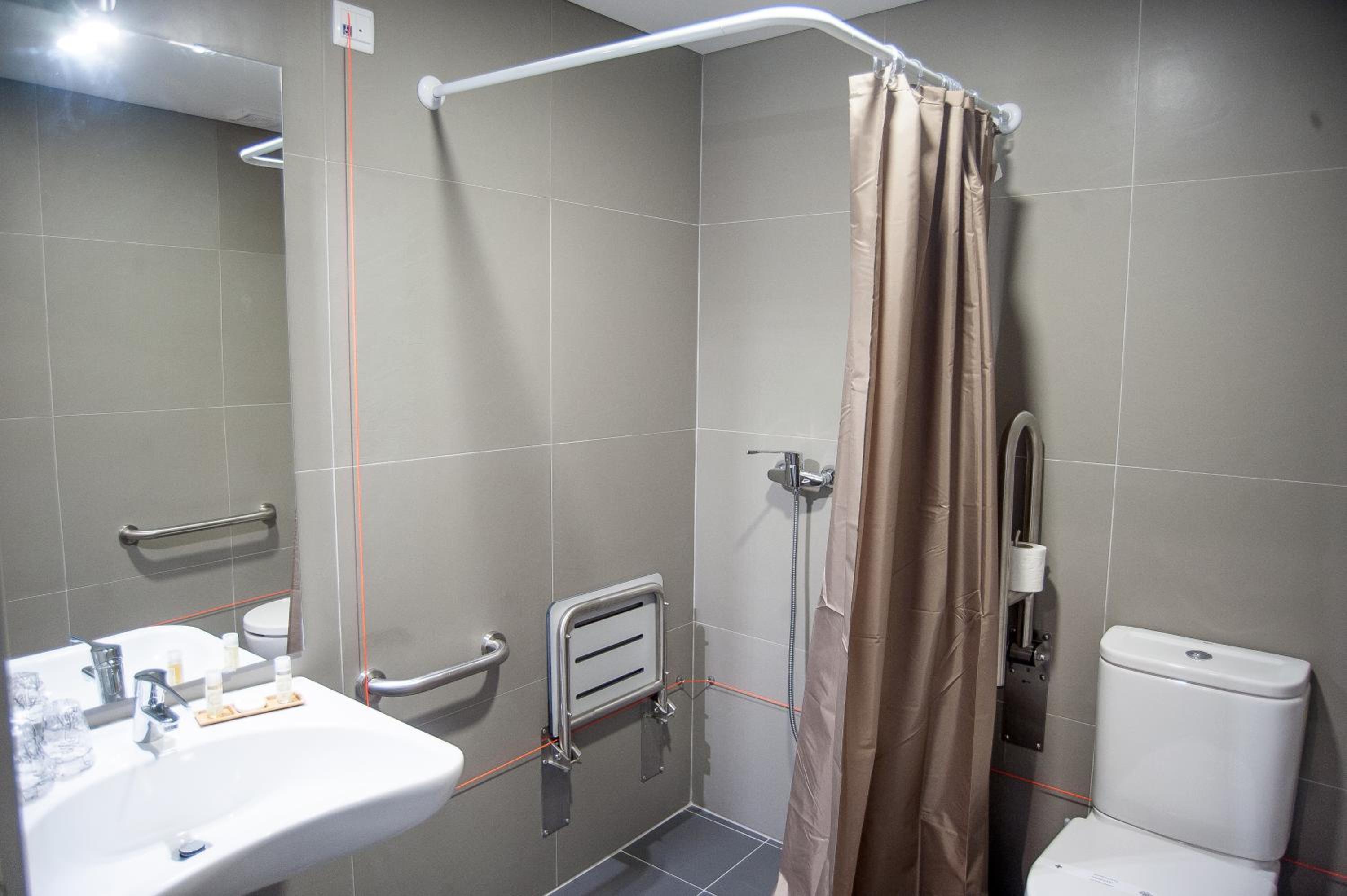 Twin Room - Disability Access photo 3