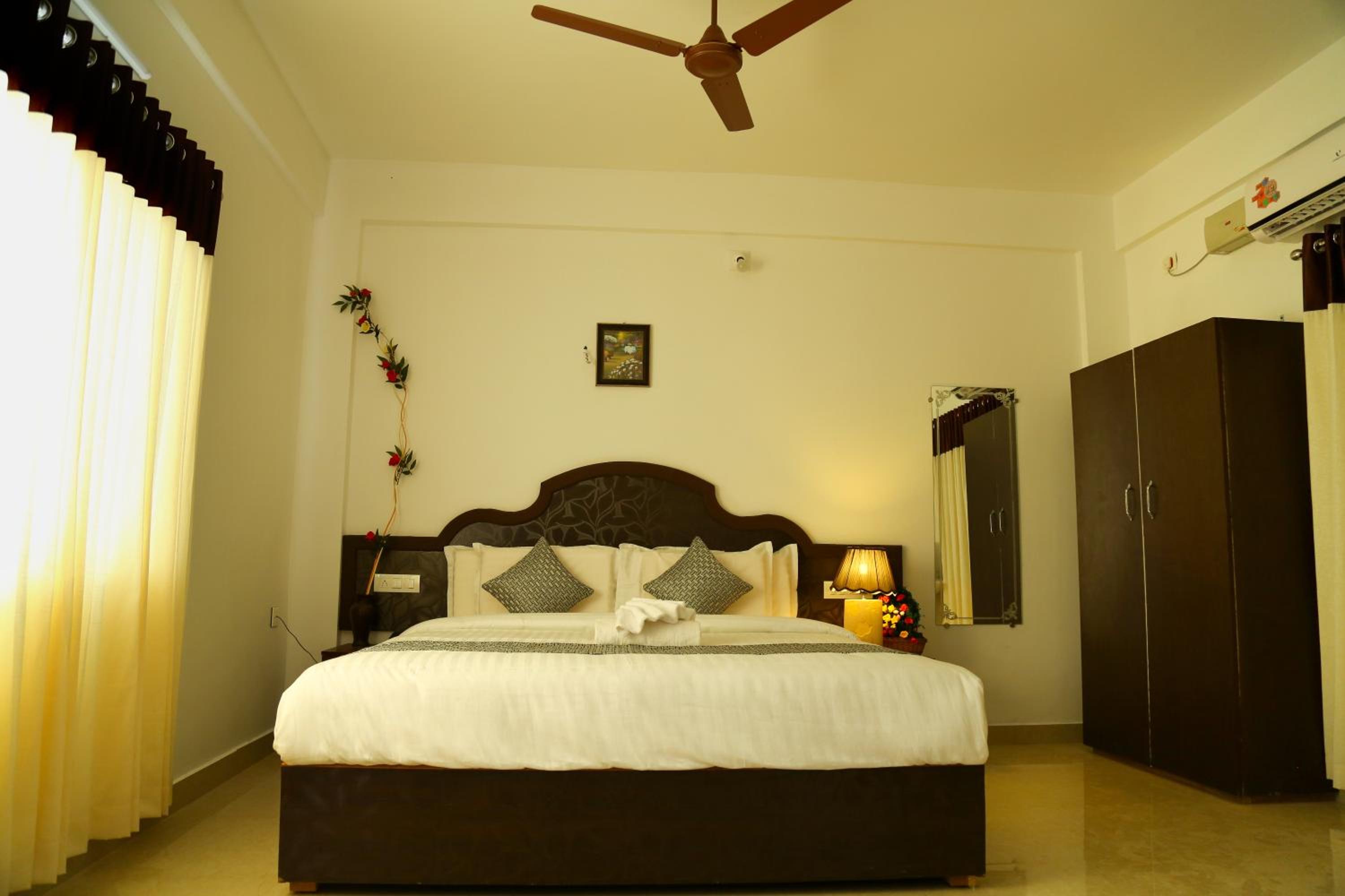 Deluxe King Room photo 1