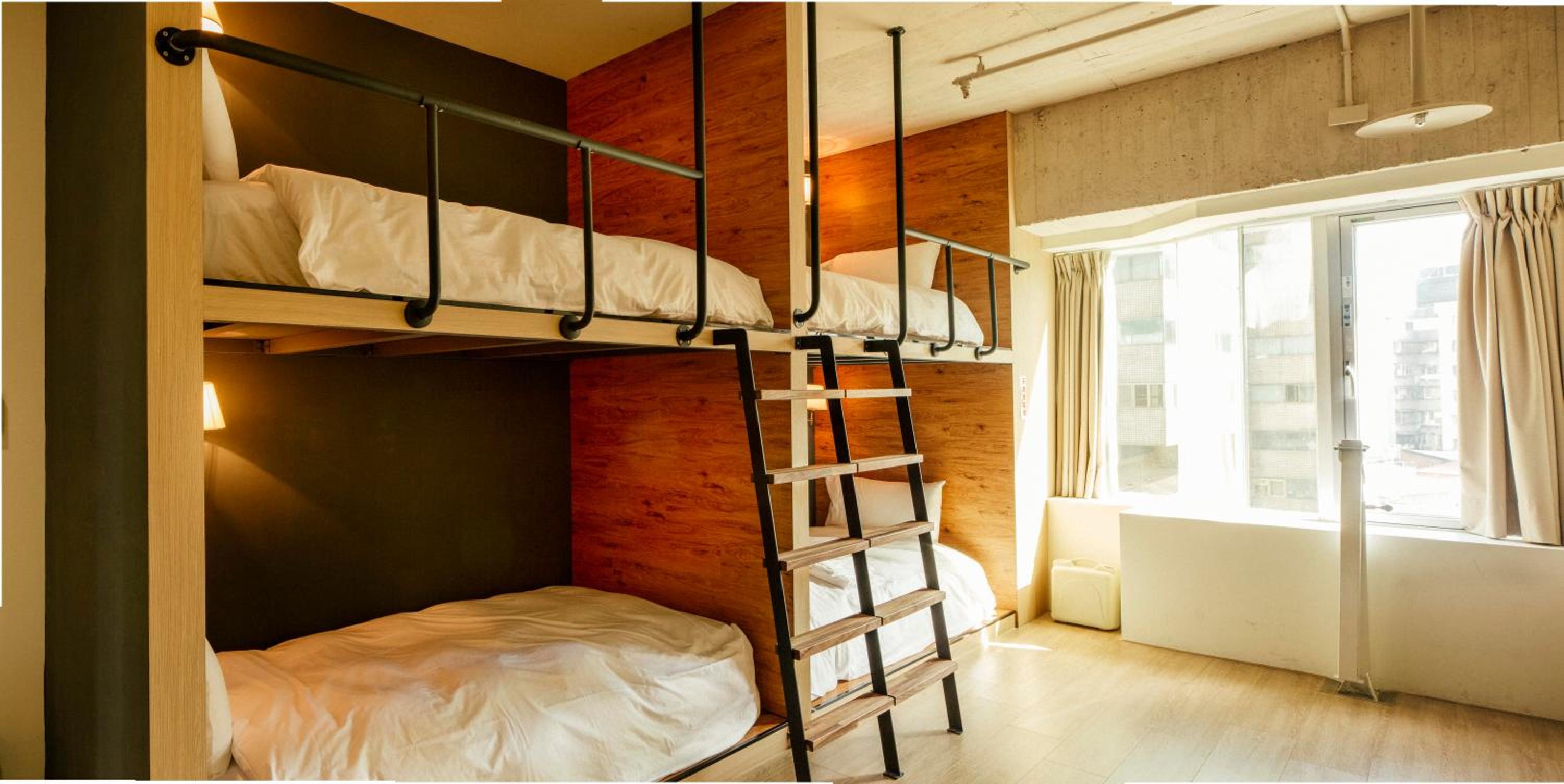 Quadruple Room with Shared Bathroom photo 2