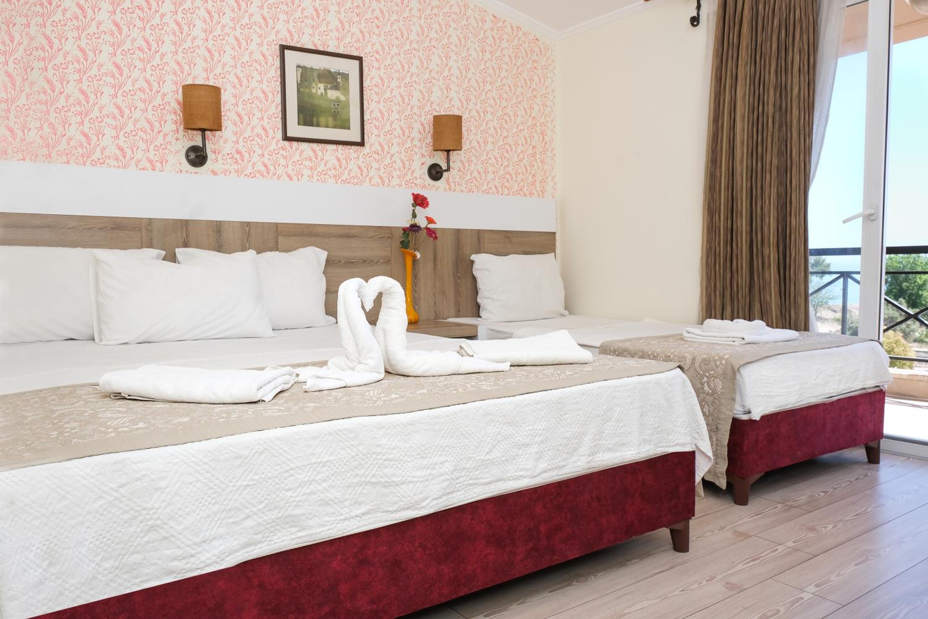 Double or Twin Room with Partial Sea View photo 2