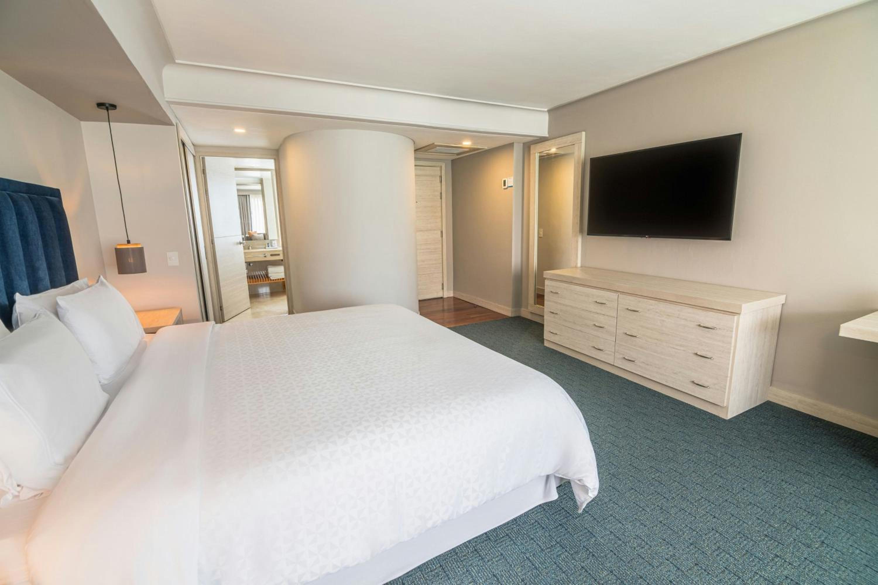 One-Bedroom Junior King Suite with Sitting Area photo 2