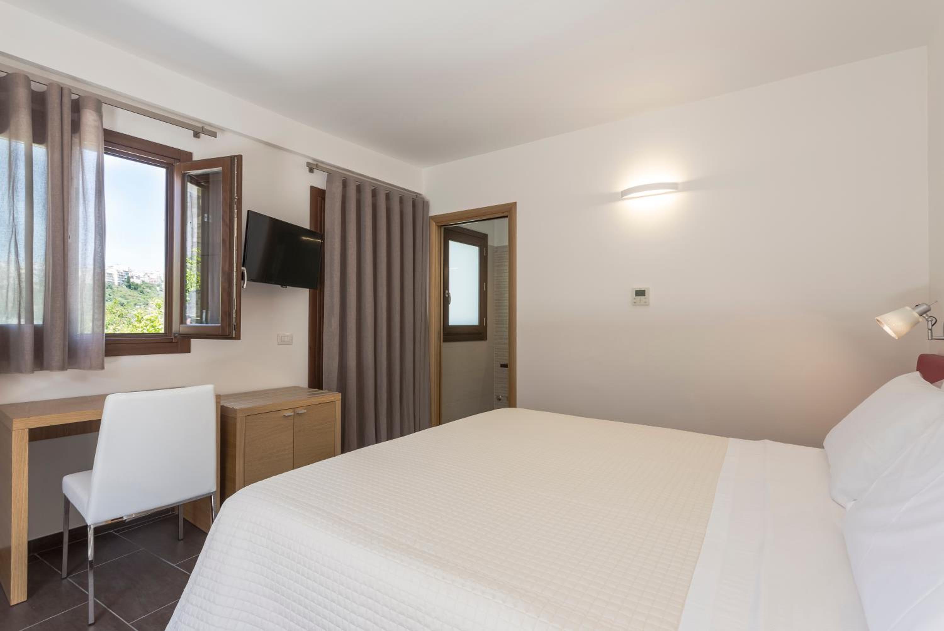 Deluxe Double or Twin Room with Garden View photo 2