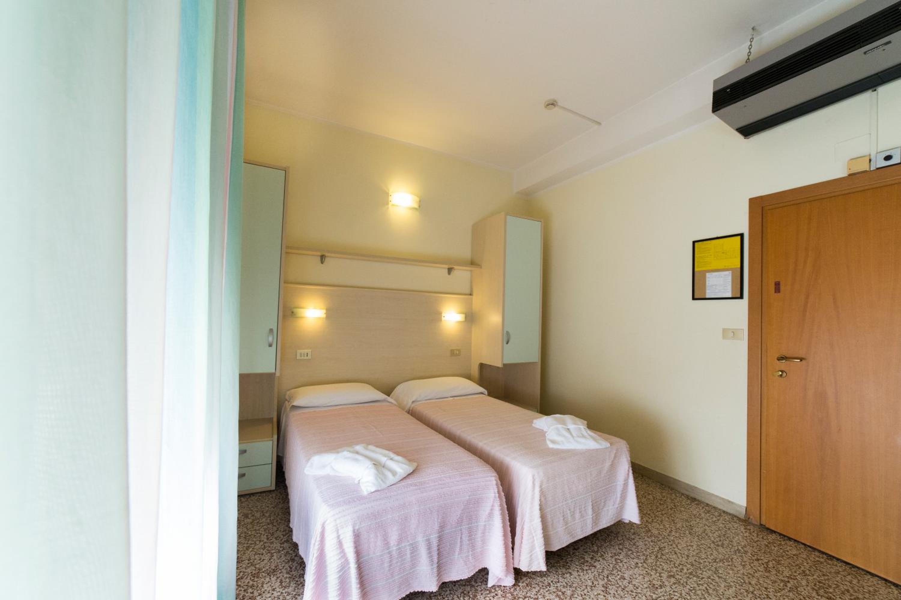Double or Twin Room - Photo 5