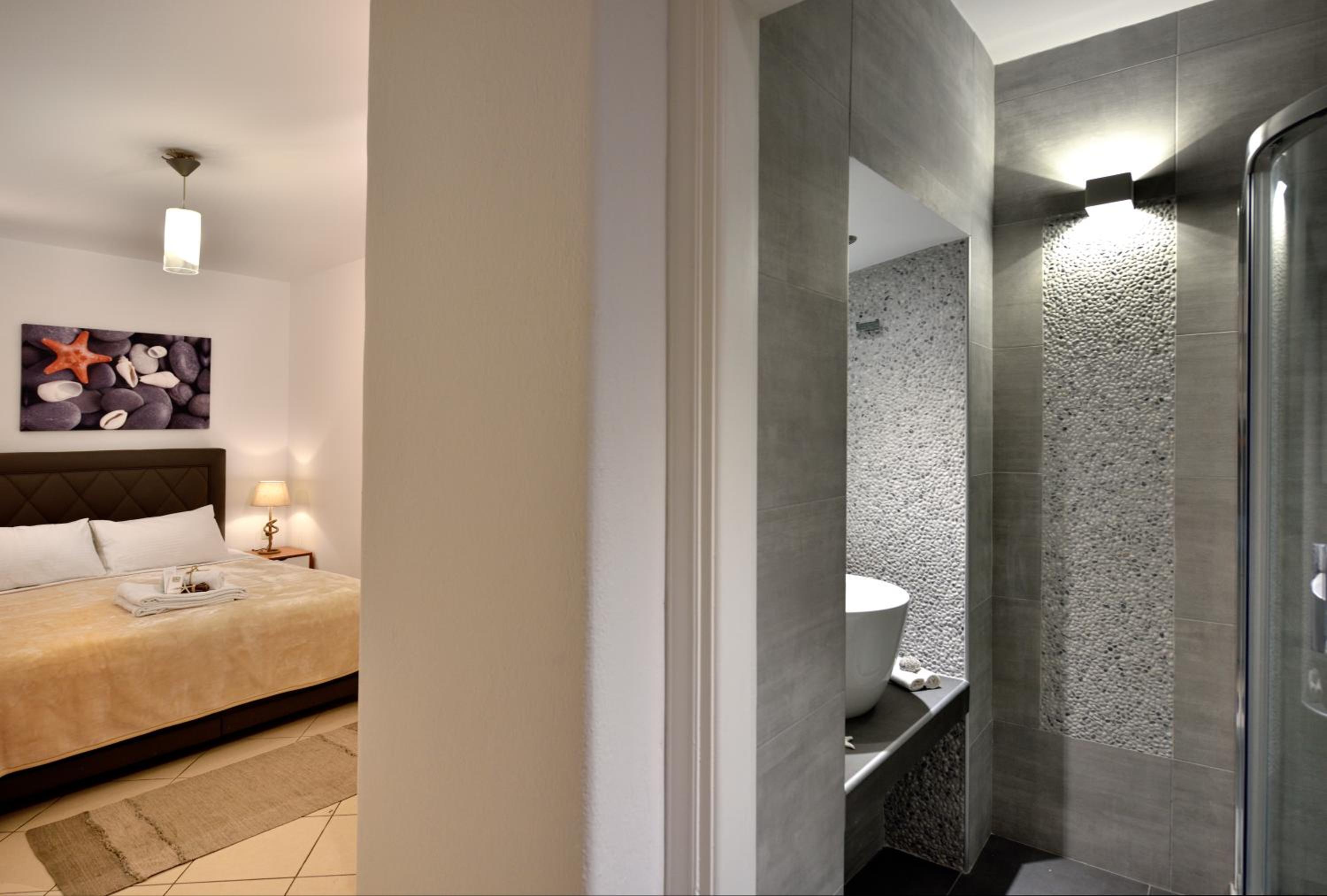 Double Room - Photo 11
