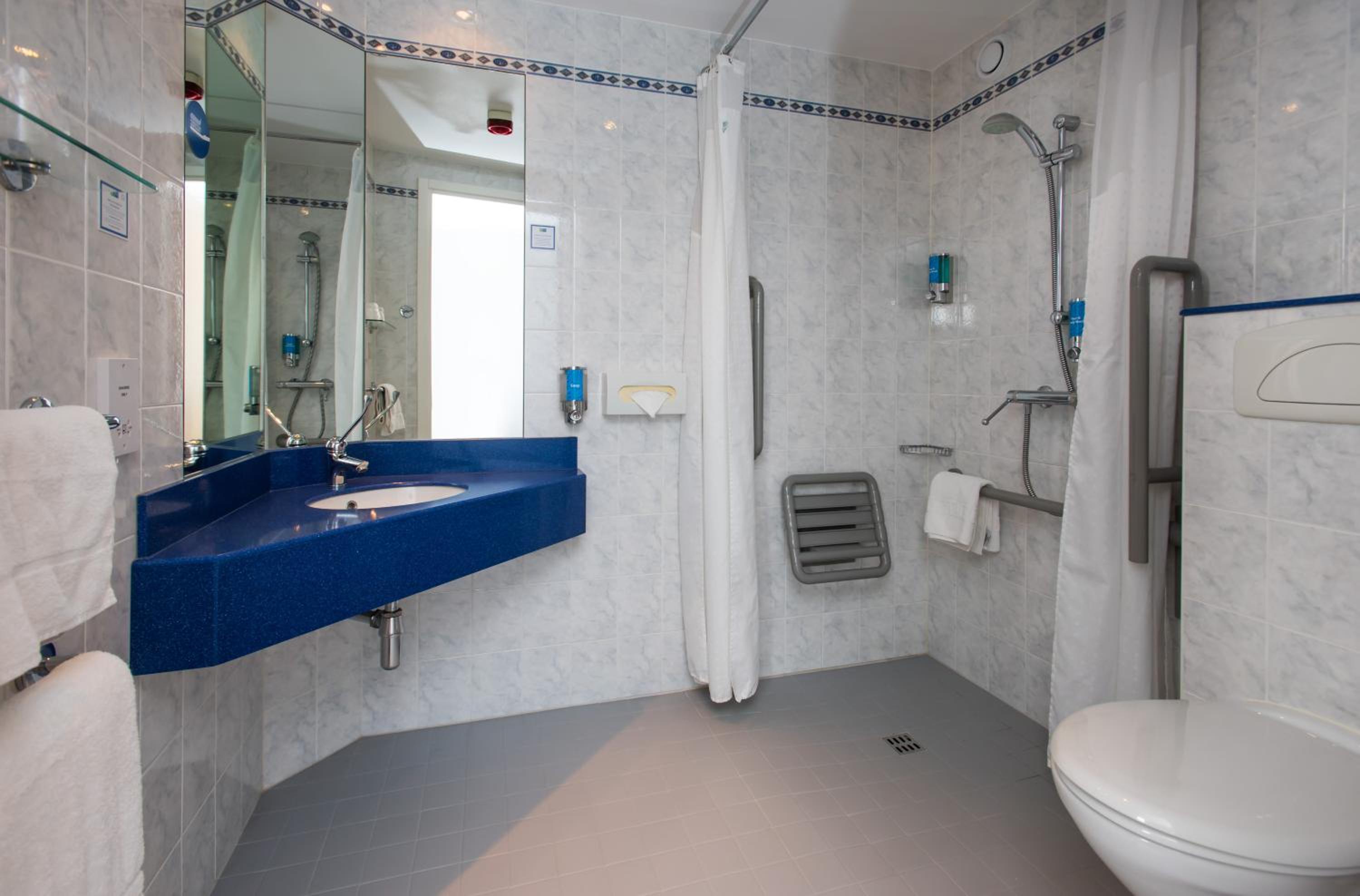 Double Room with Free Hot Breakfast - Accessible photo 3