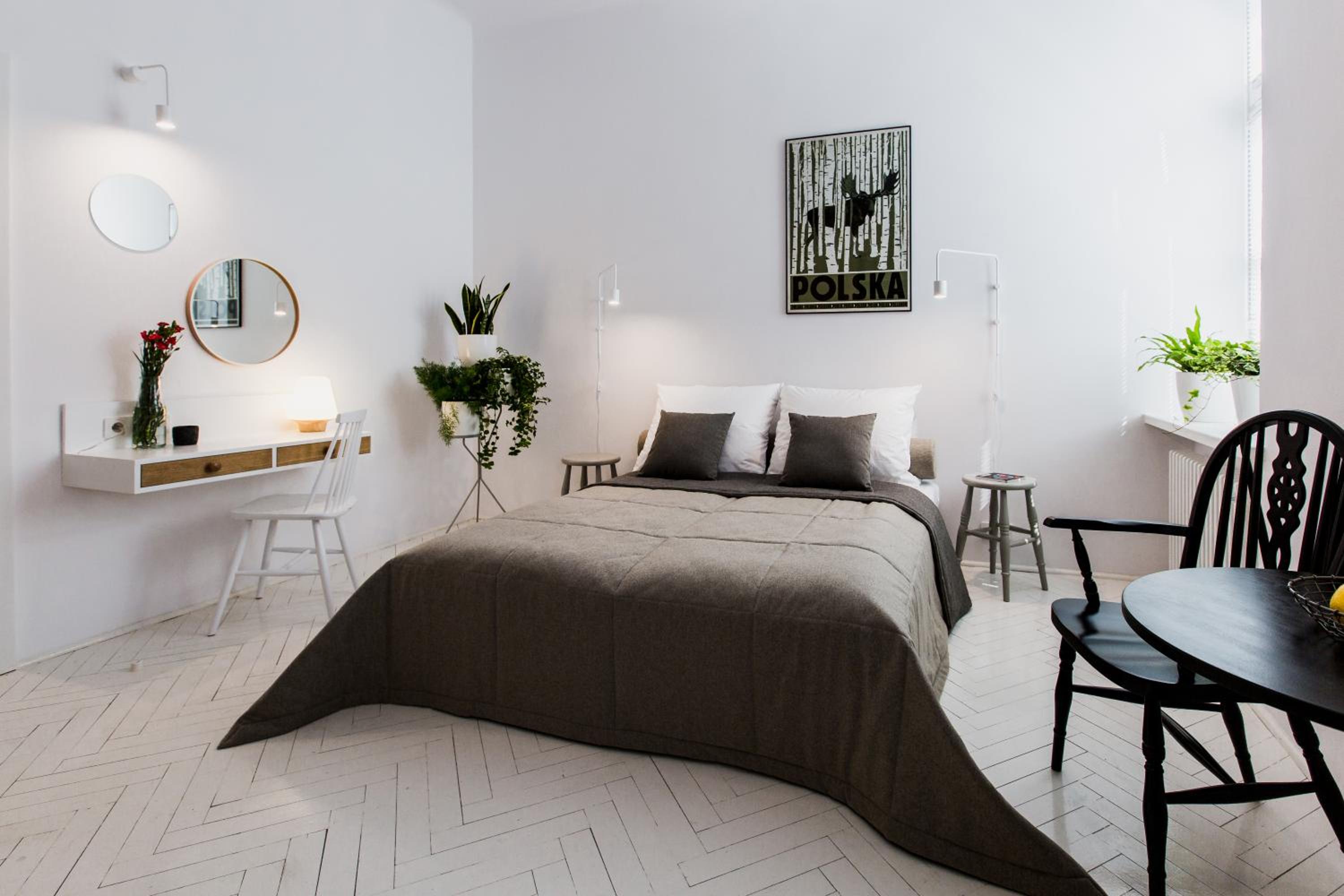 Studio Apartment with Courtyard View - Photo 6