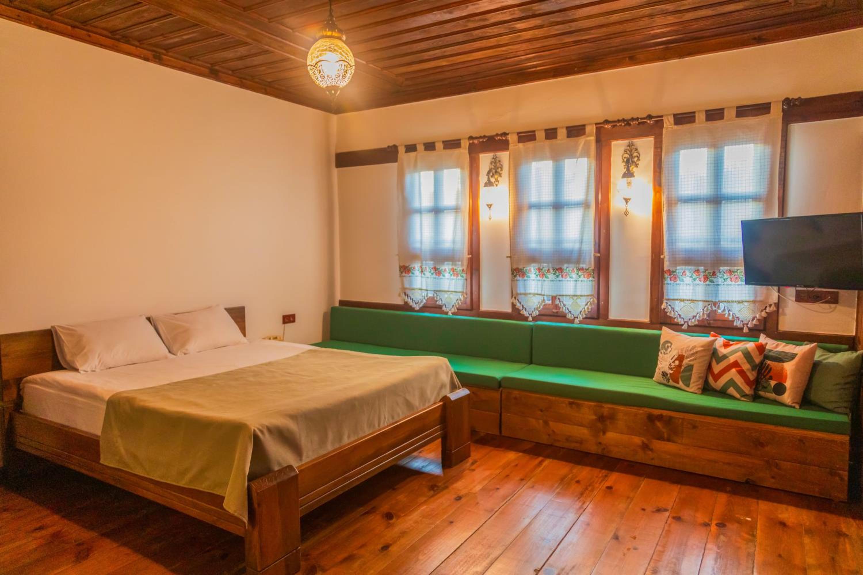 Deluxe Double Room (2 Adults + 1 Child) photo 1