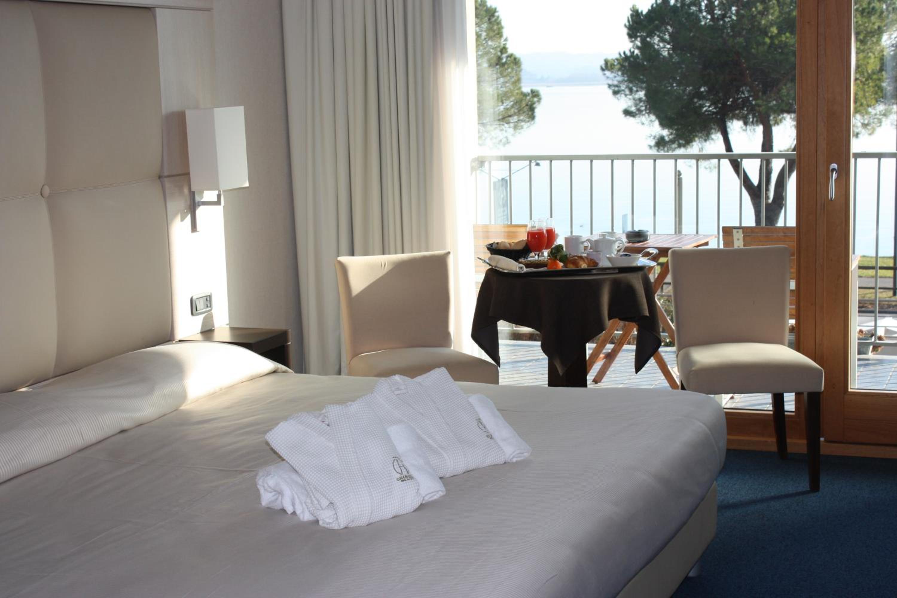Deluxe Double or Twin Room with Lake View - Photo 2