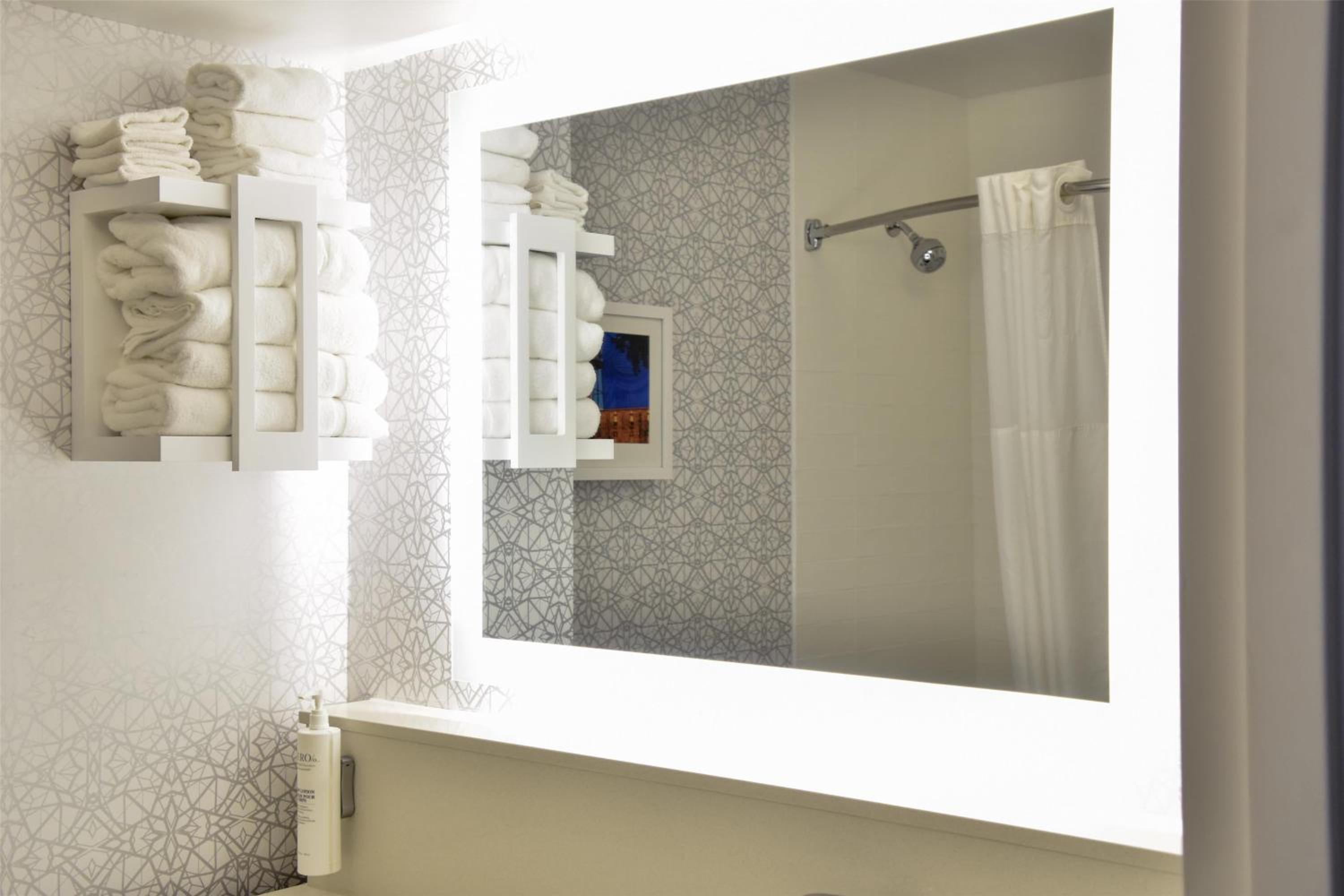Queen Room with Two Queen Beds and Bath Tub - Photo 2