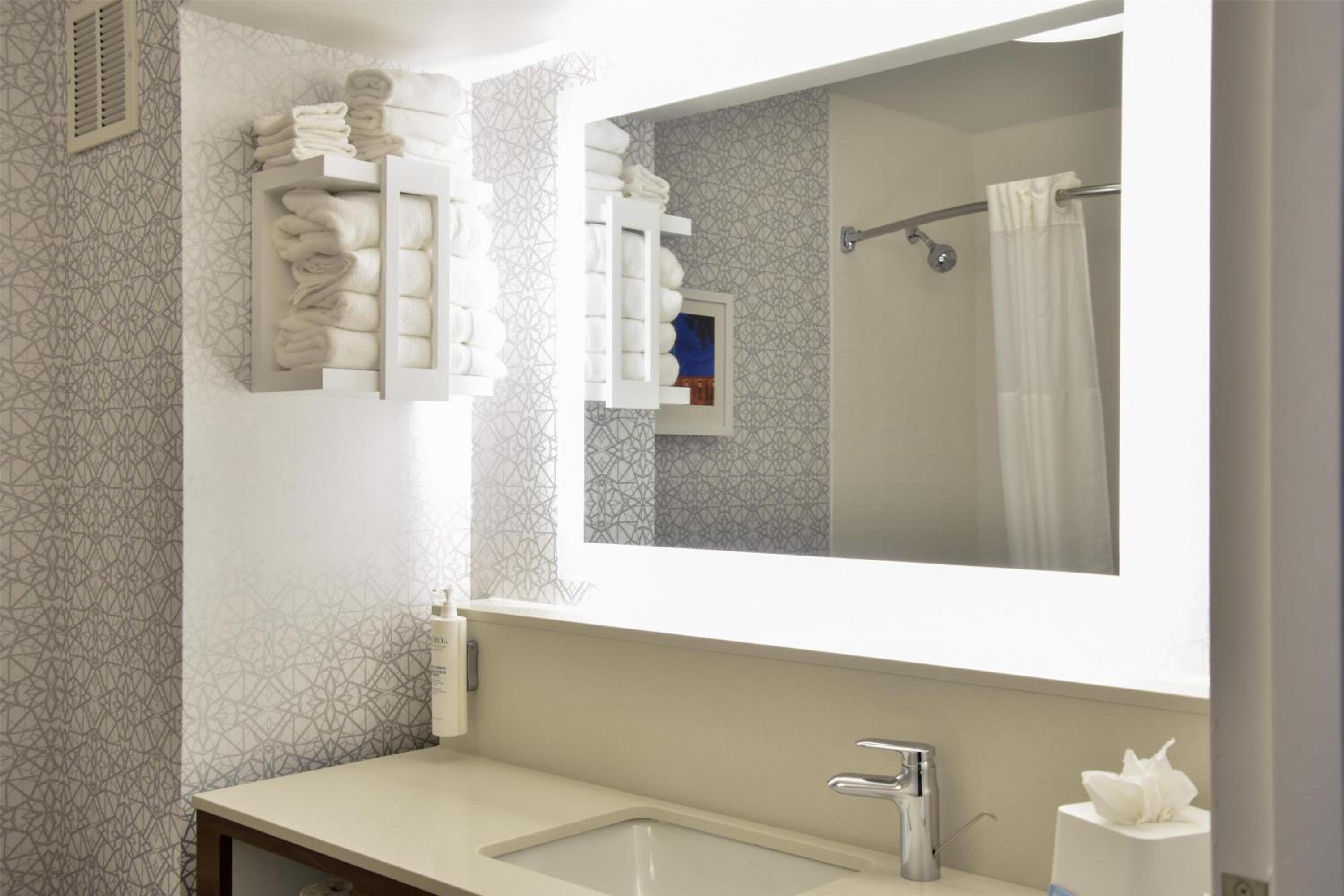 Queen Room with Two Queen Beds and Bath Tub - Photo 4