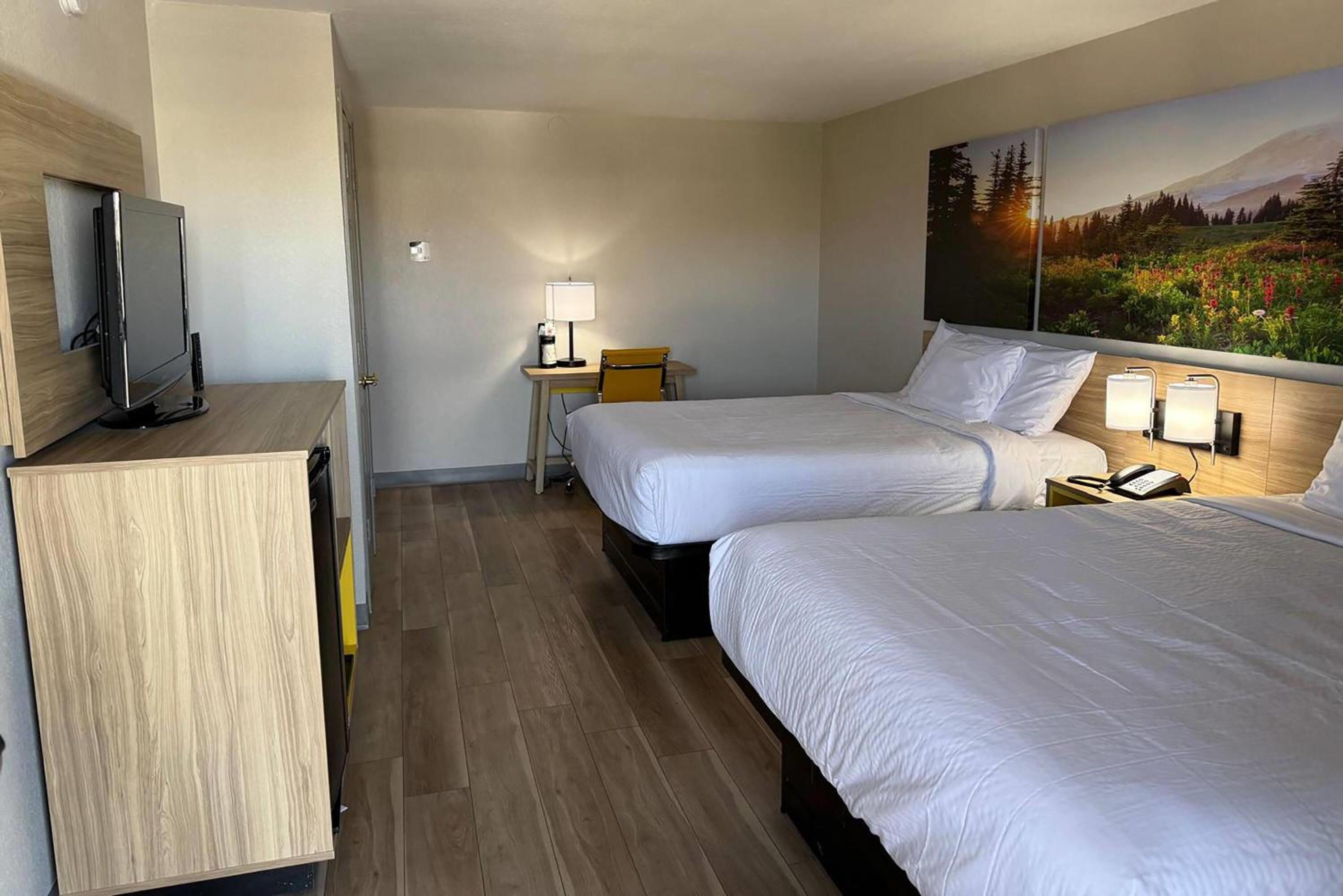 Deluxe Double Room with Two Double Beds - Photo 4