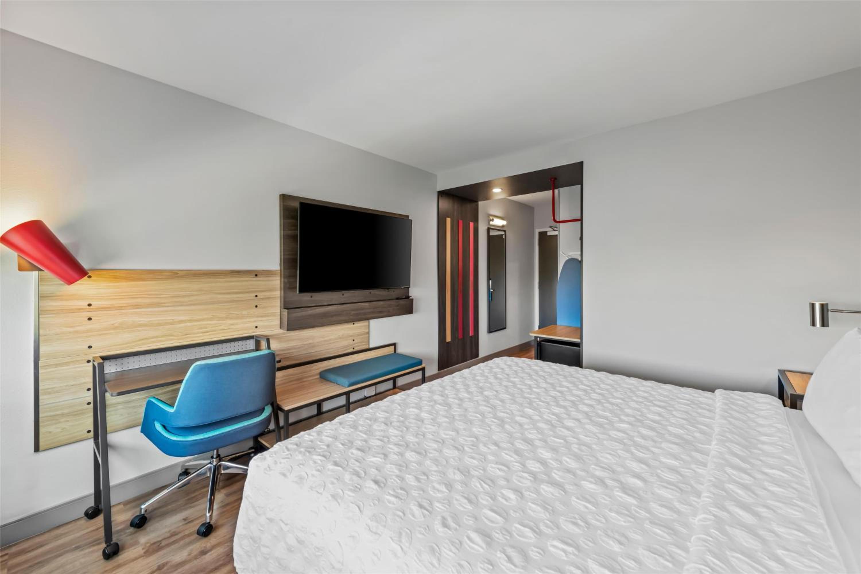 King Room with Walk-In Shower - Photo 4