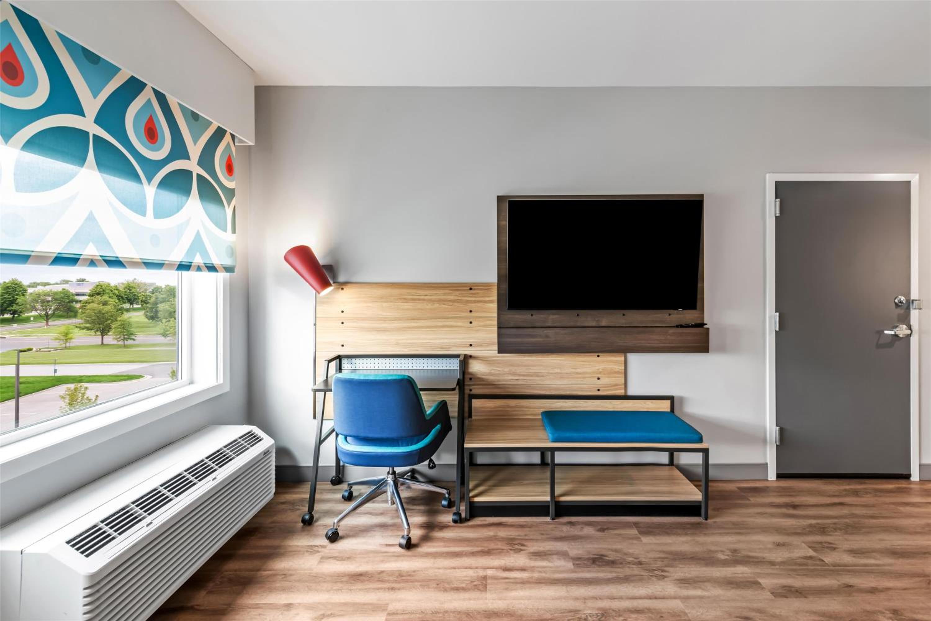 King Room with Bath Tub - Mobility and Hearing Access - Photo 3