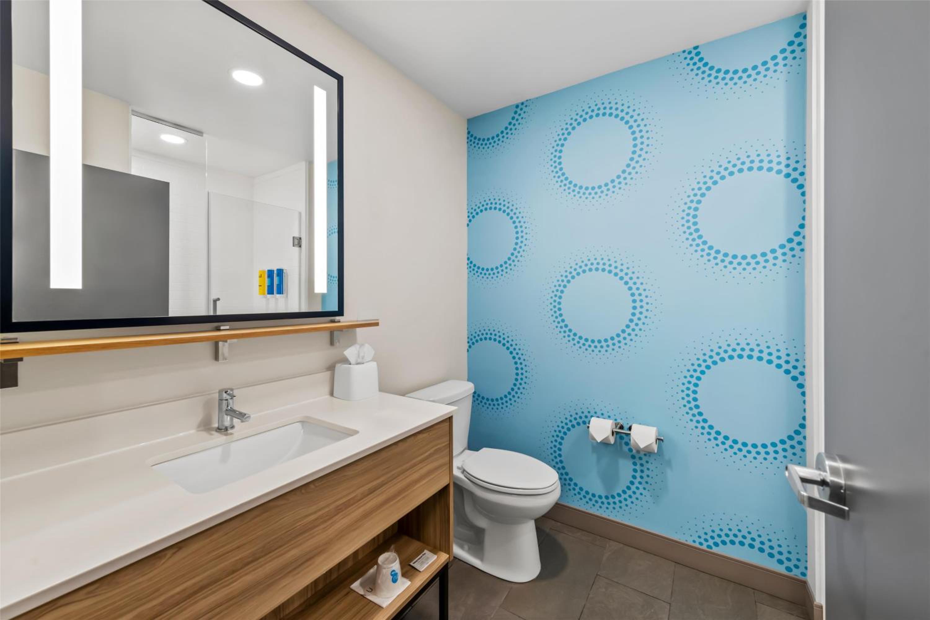 King Room with Walk-In Shower - Photo 3