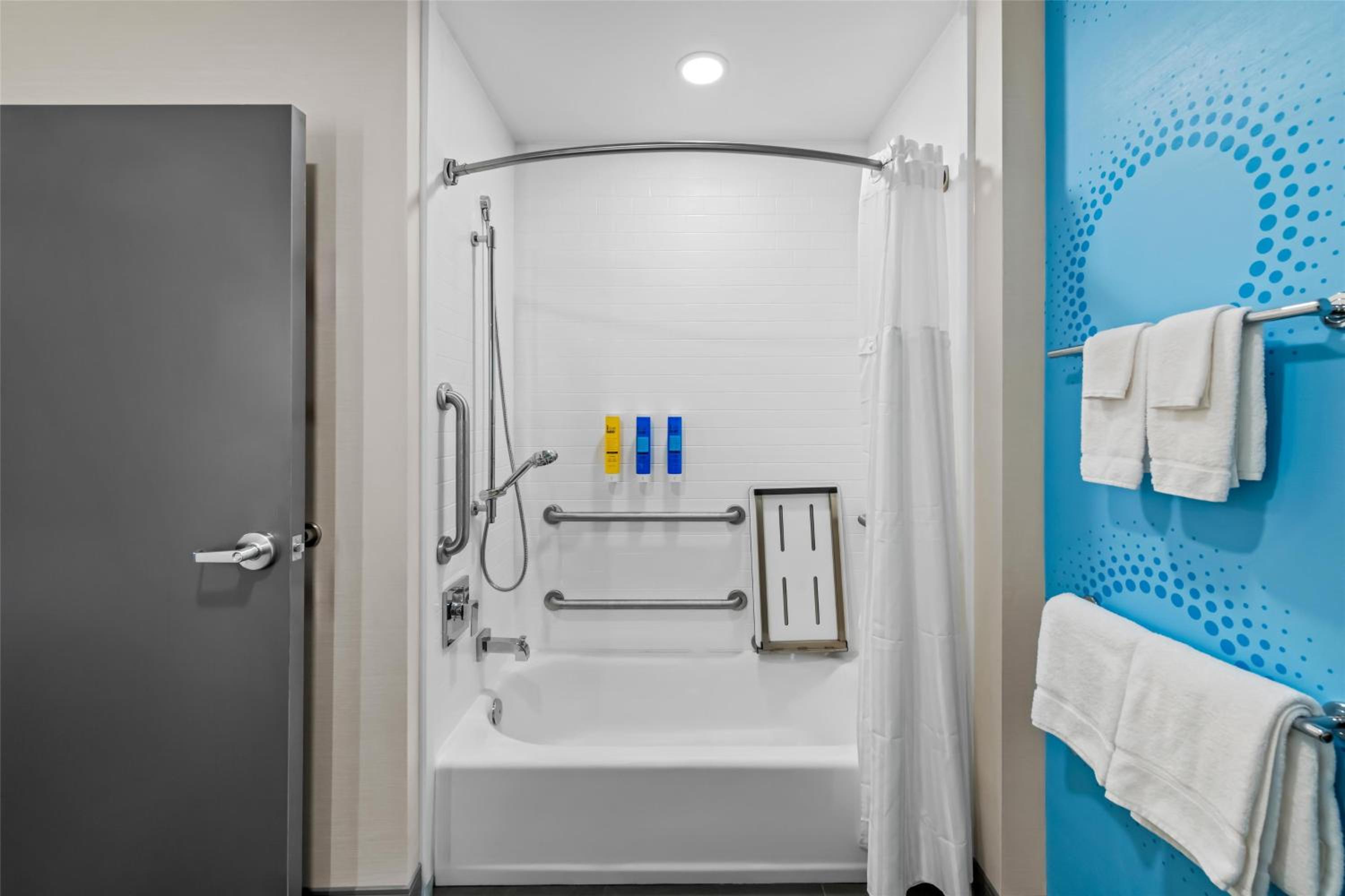 Queen Room with Two Queen Beds - Mobility and Hearing Access - Photo 6