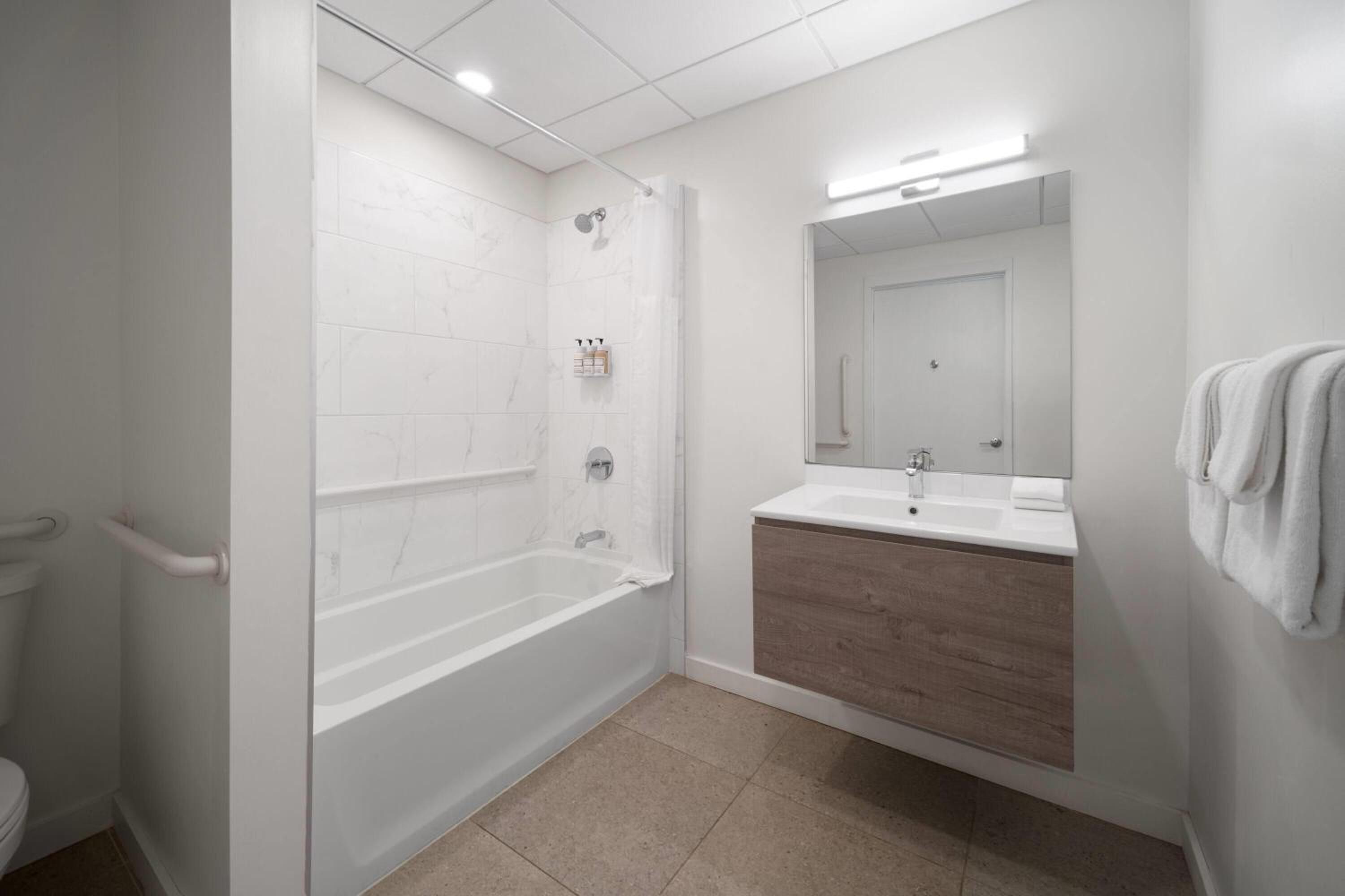 Queen Studio Apartment - Non-Smoking