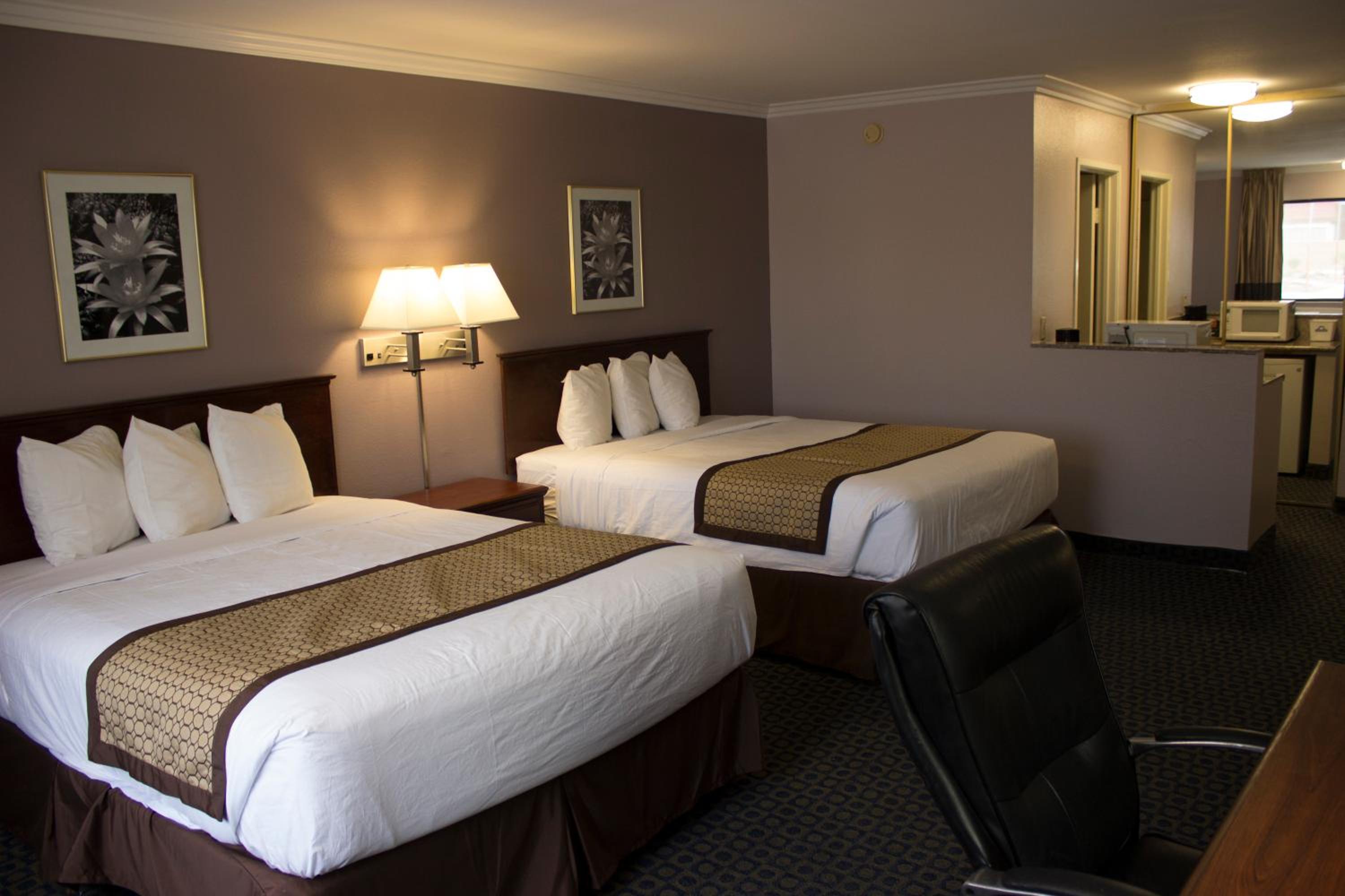 Queen Room with Two Queen Beds - Non-Smoking - Photo 4