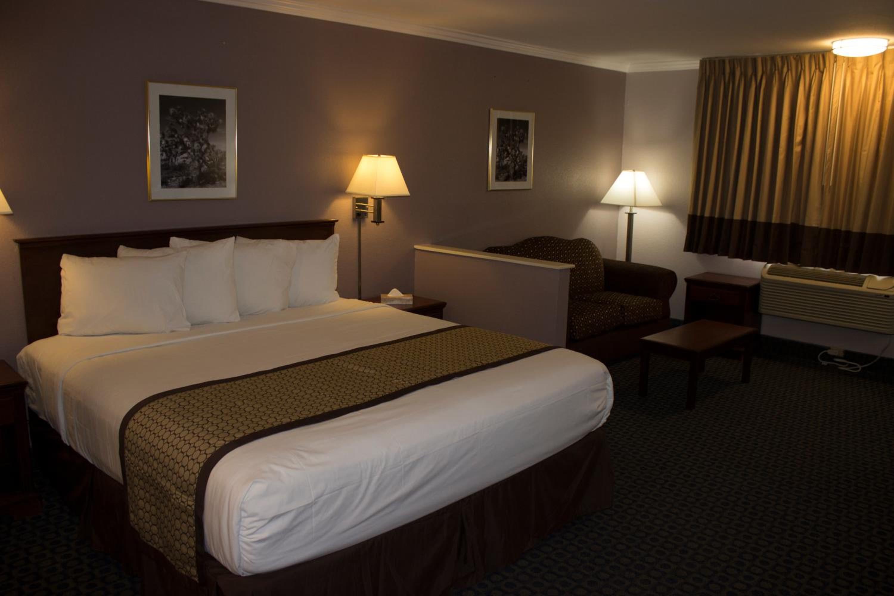King Room - Non-Smoking - Photo 5