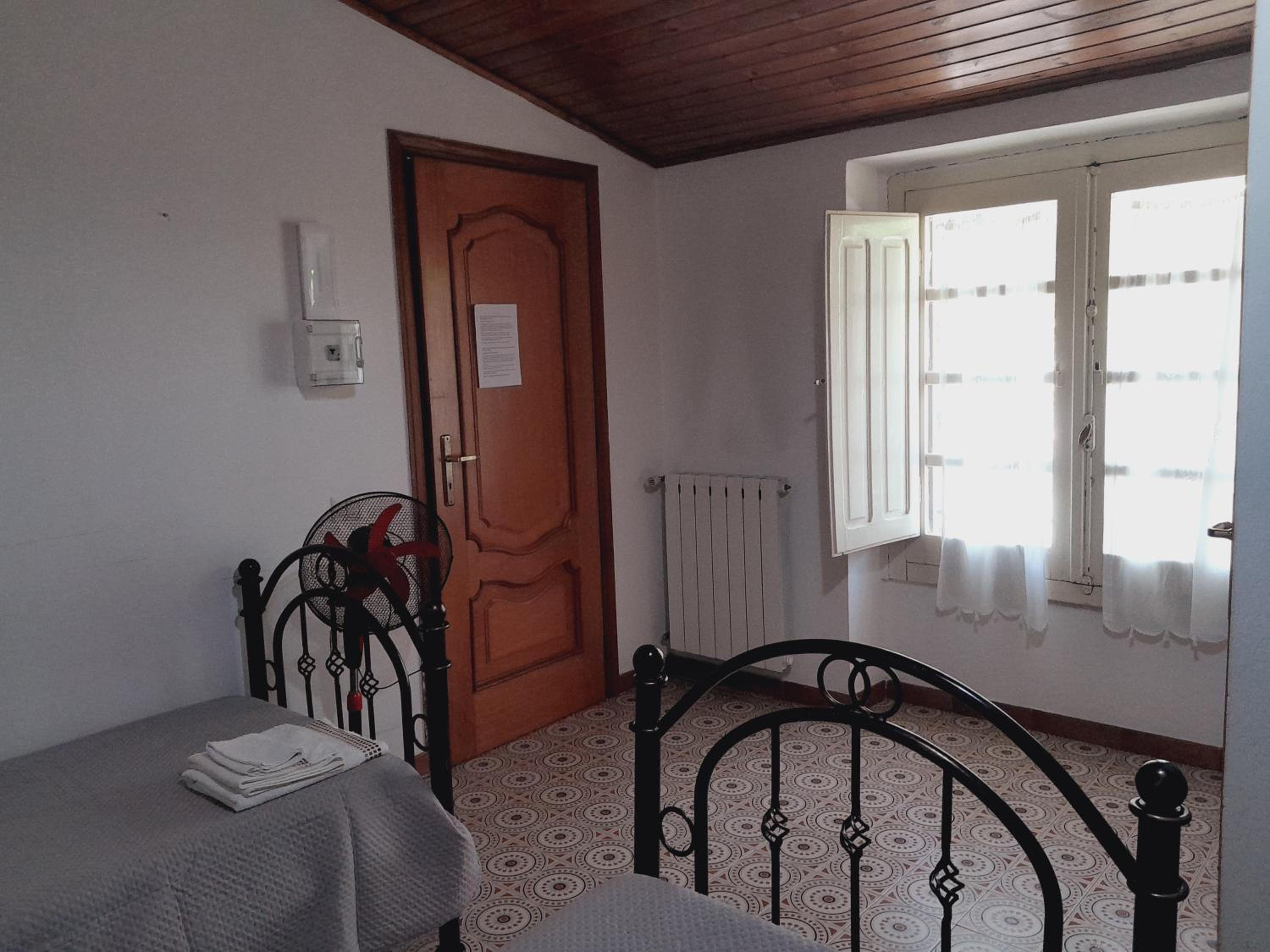 Twin Room with Private Bathroom photo 3