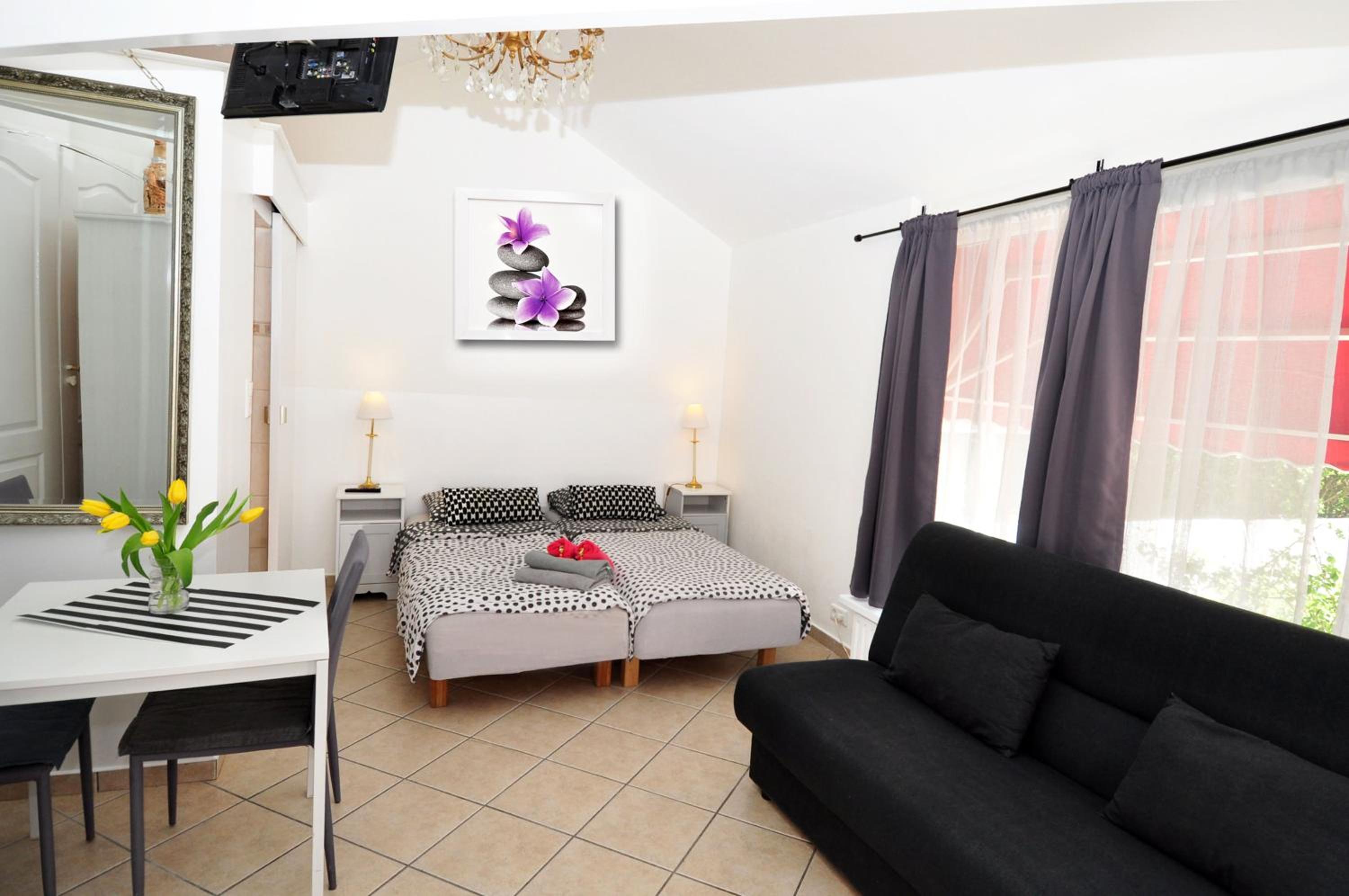 Budget Studio - Photo 6