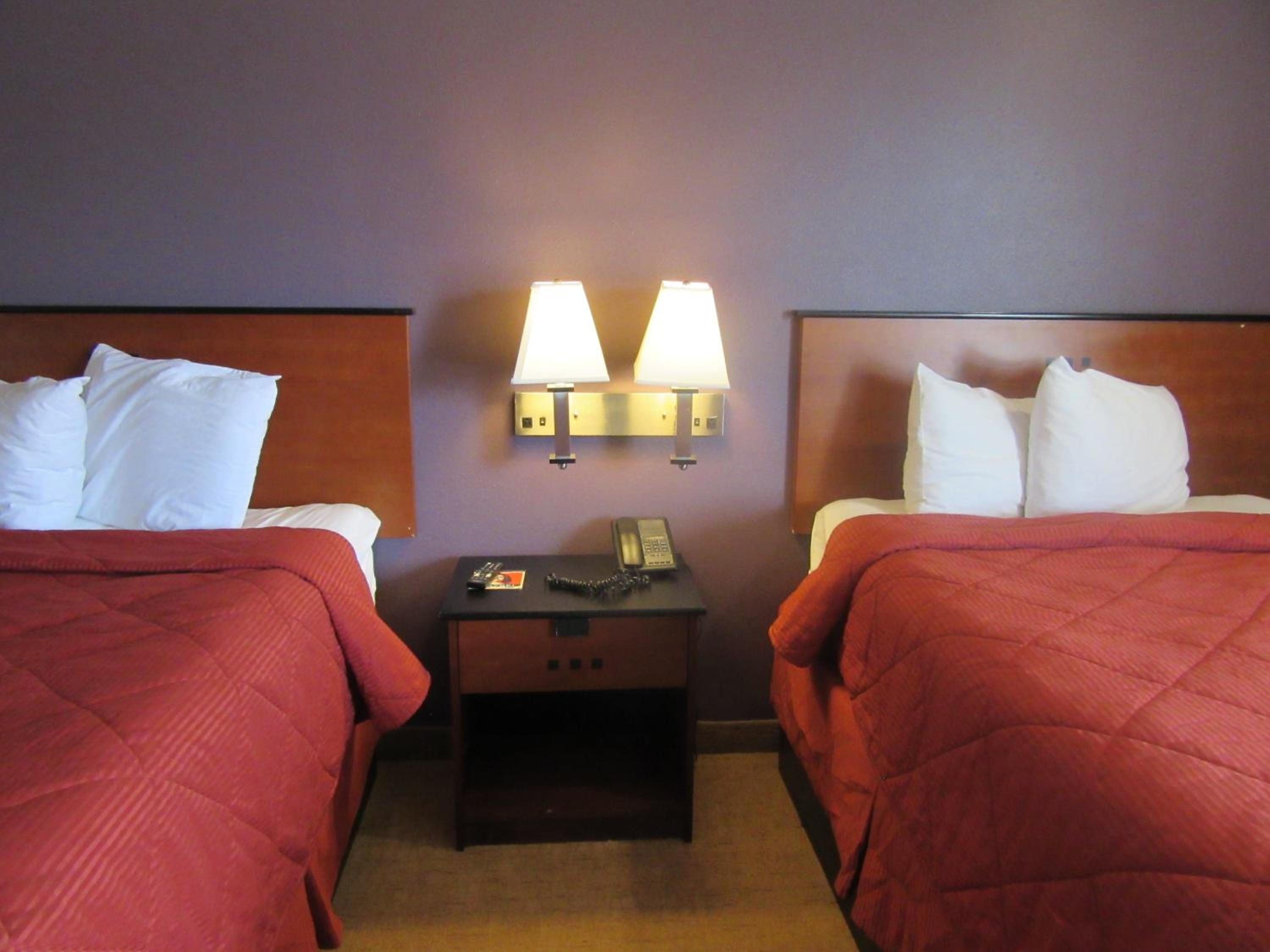 Double Room with Two Double Beds - Non-Smoking/Pet Friendly - Photo 2
