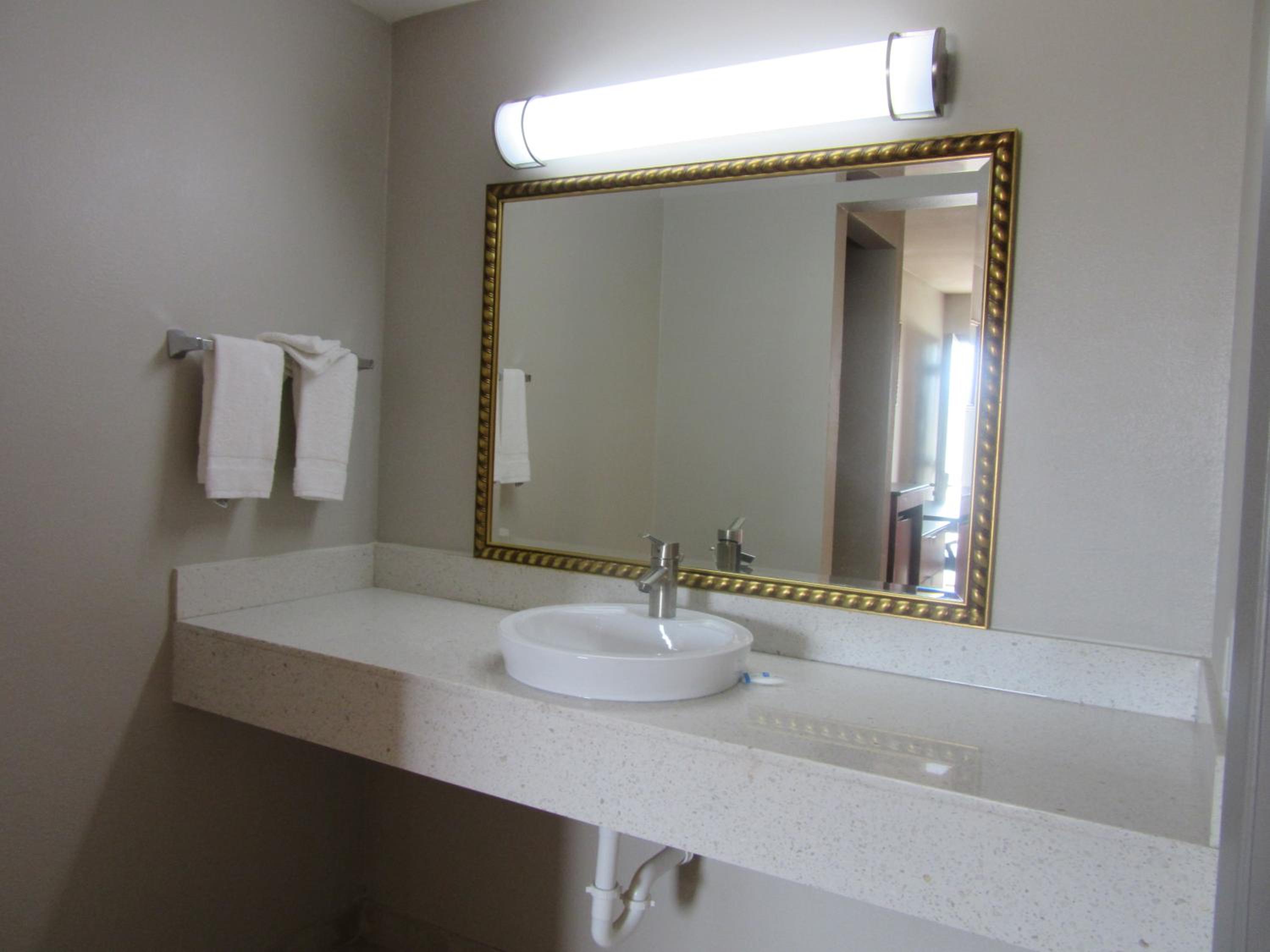 Double Room with Two Double Beds - Non-Smoking/Pet Friendly - Photo 3