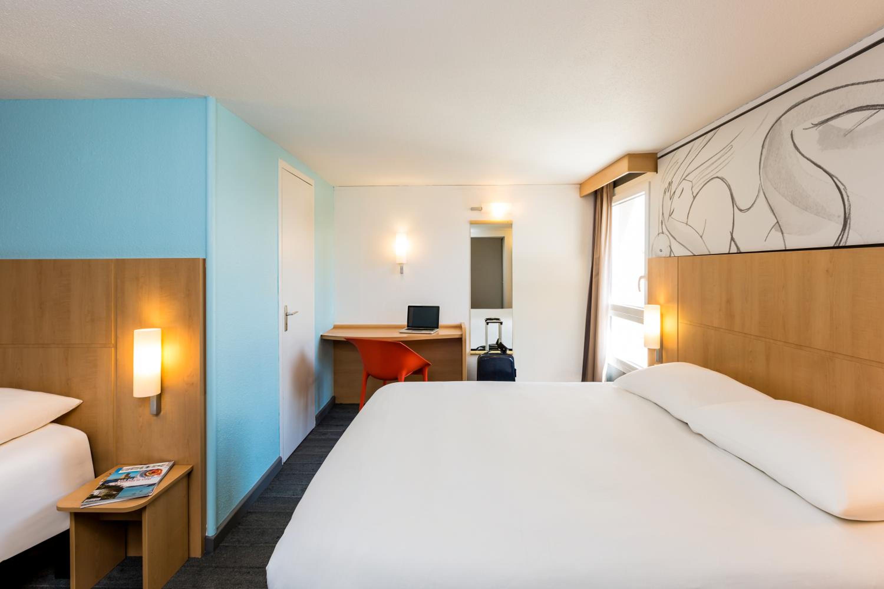 Standard Room with One Double Bed and One Single Bed - Photo 5