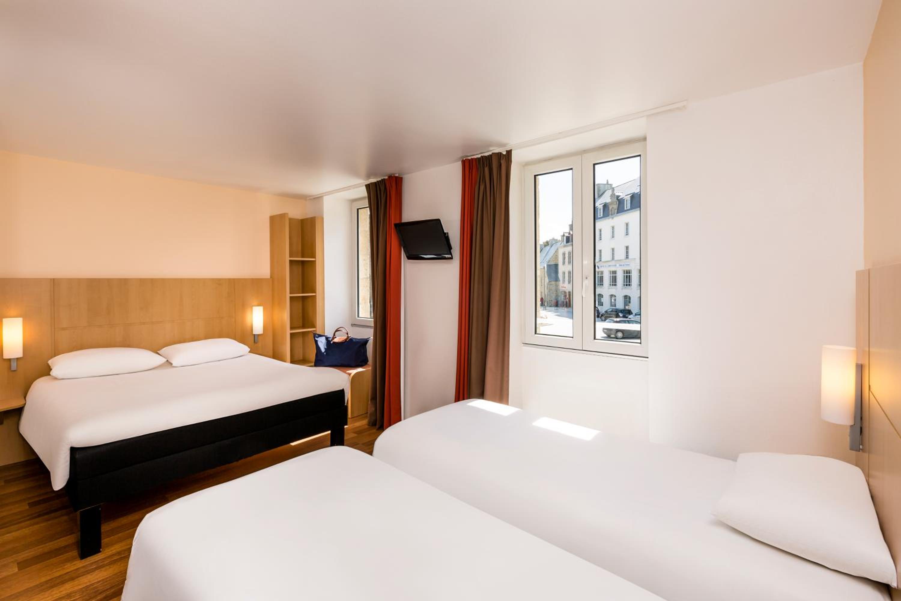 Standard Room with One Double Bed and Two Single Beds - Photo 3