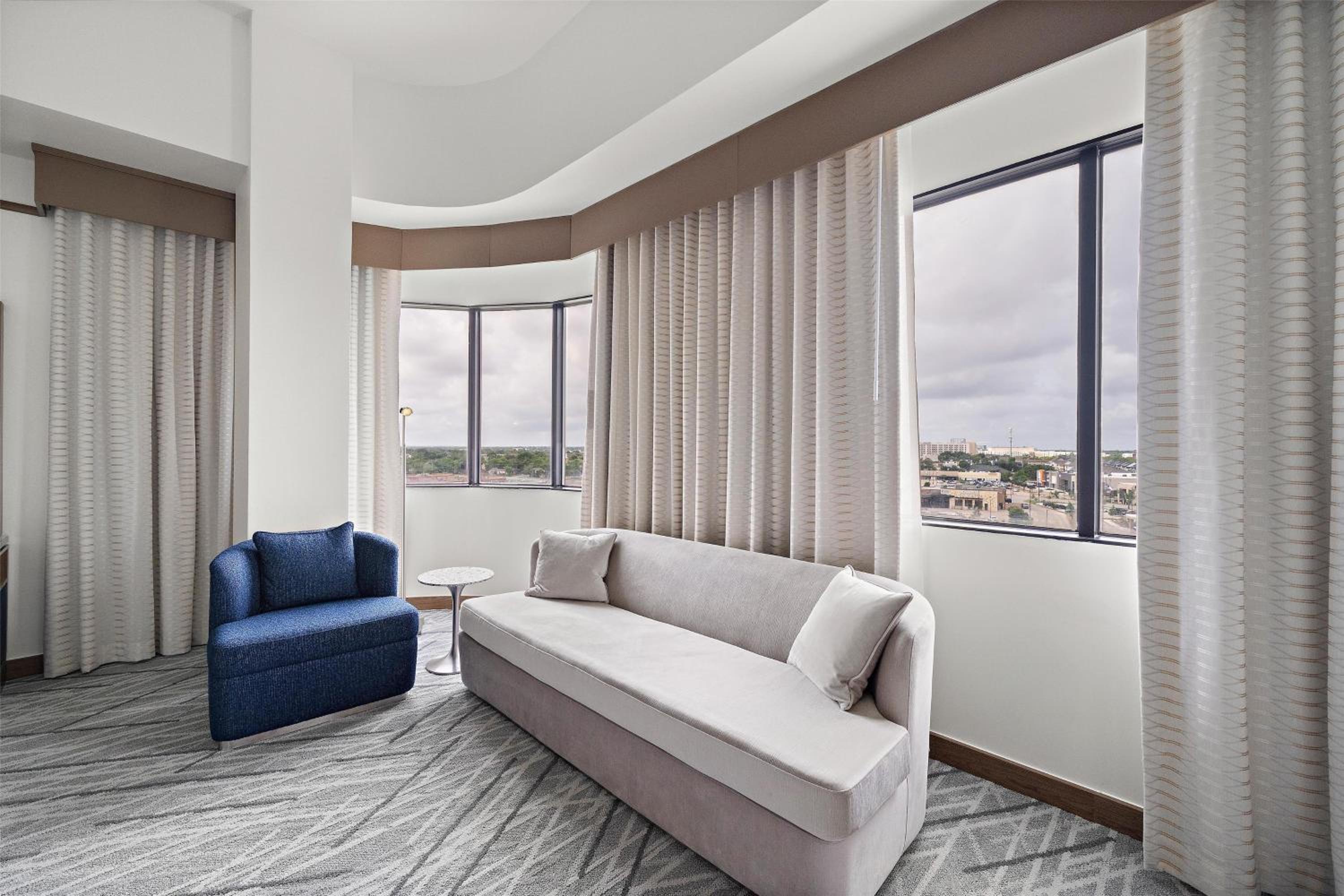 King Corner Suite - Non-Smoking - Photo 1