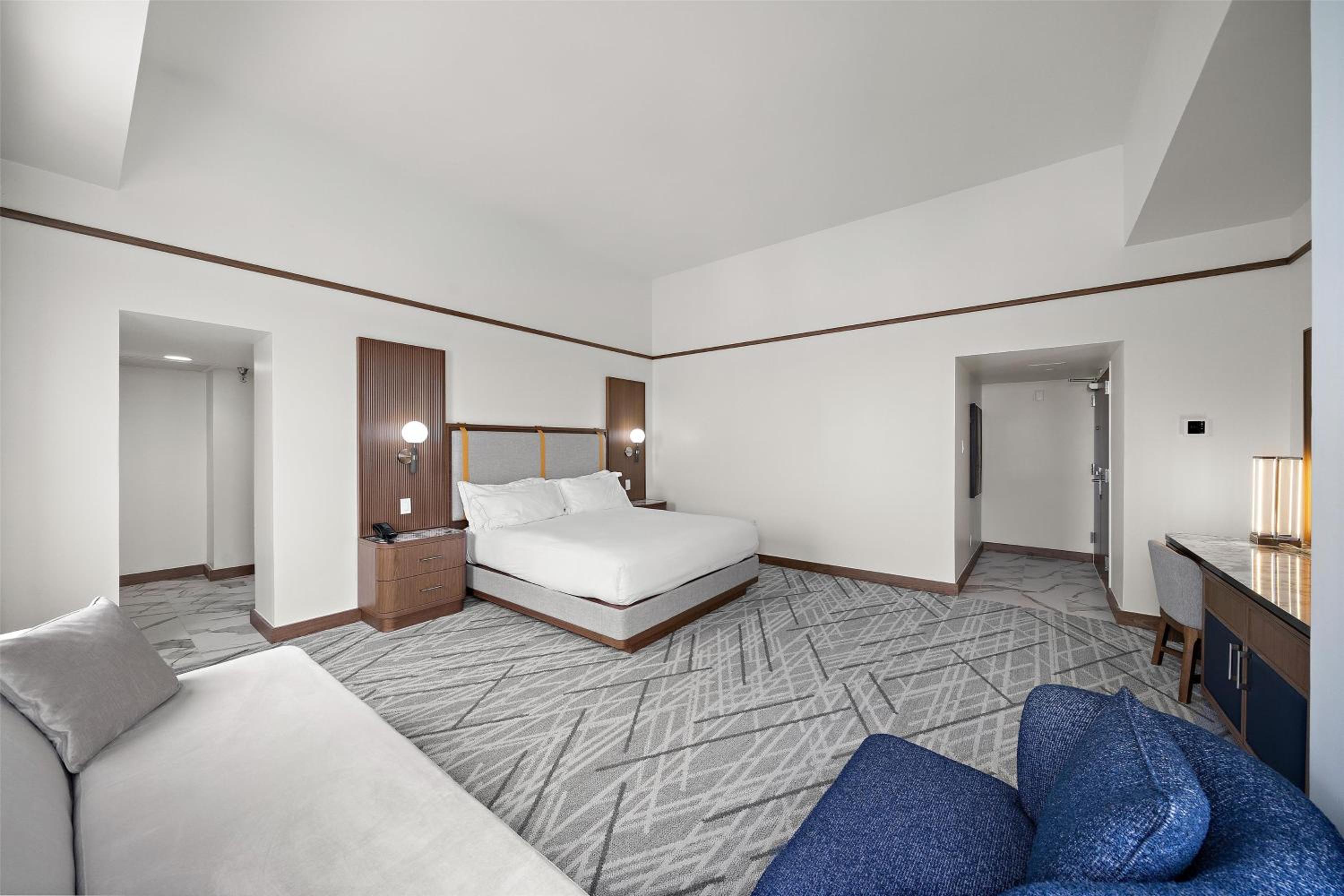King Corner Suite - Non-Smoking - Photo 2