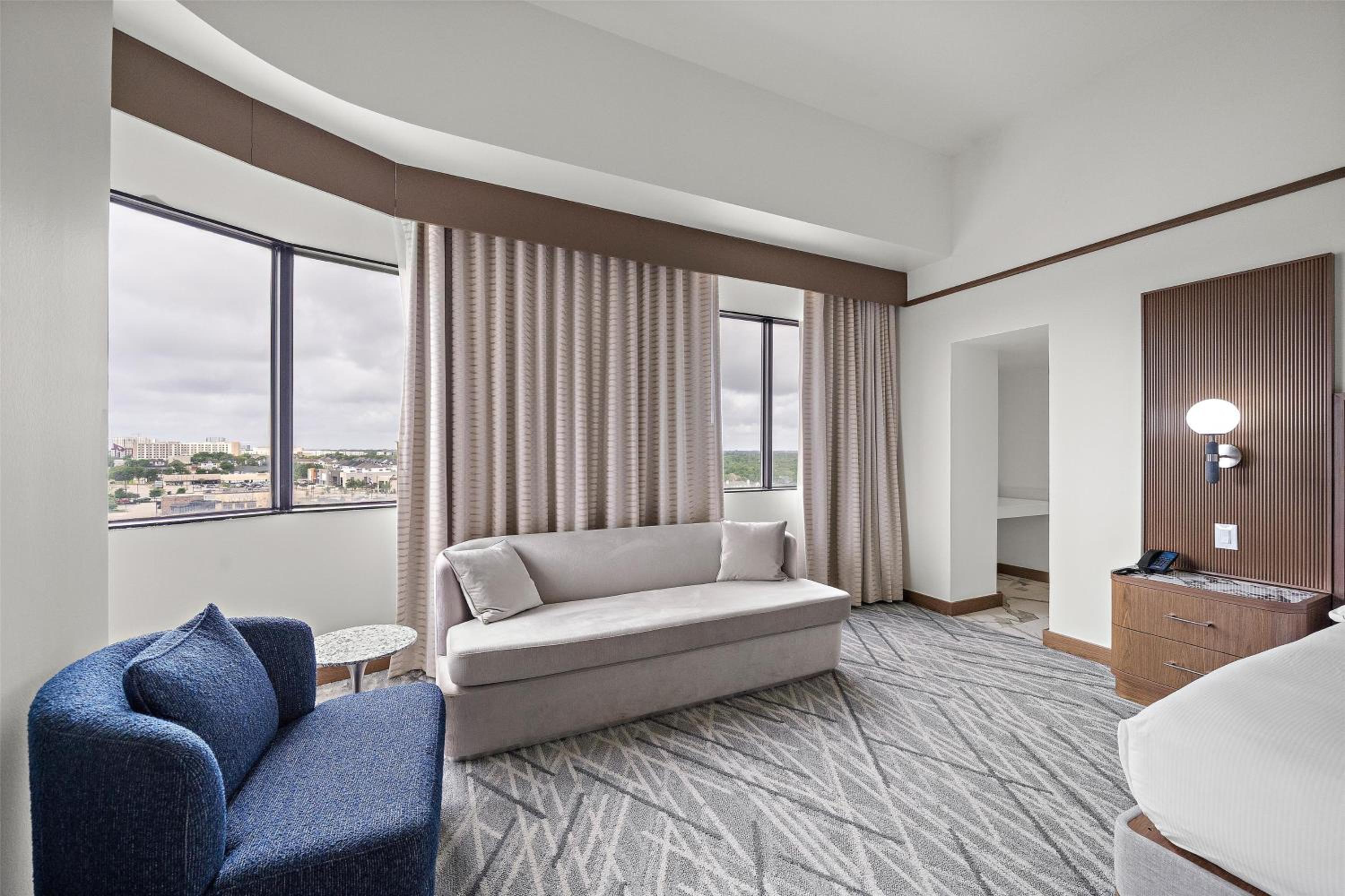 King Corner Suite - Non-Smoking - Photo 3