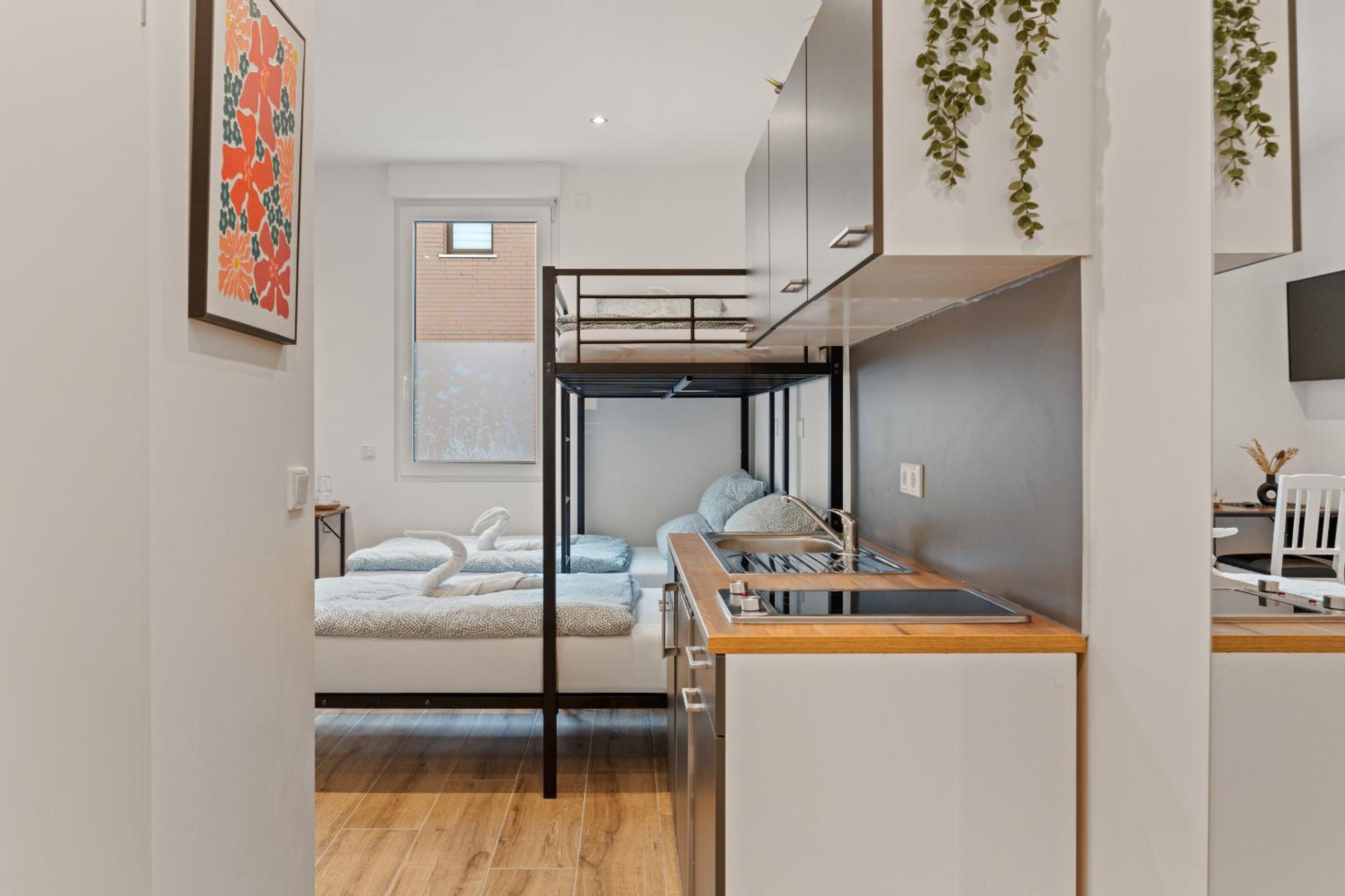 Economy Triple Room photo 2