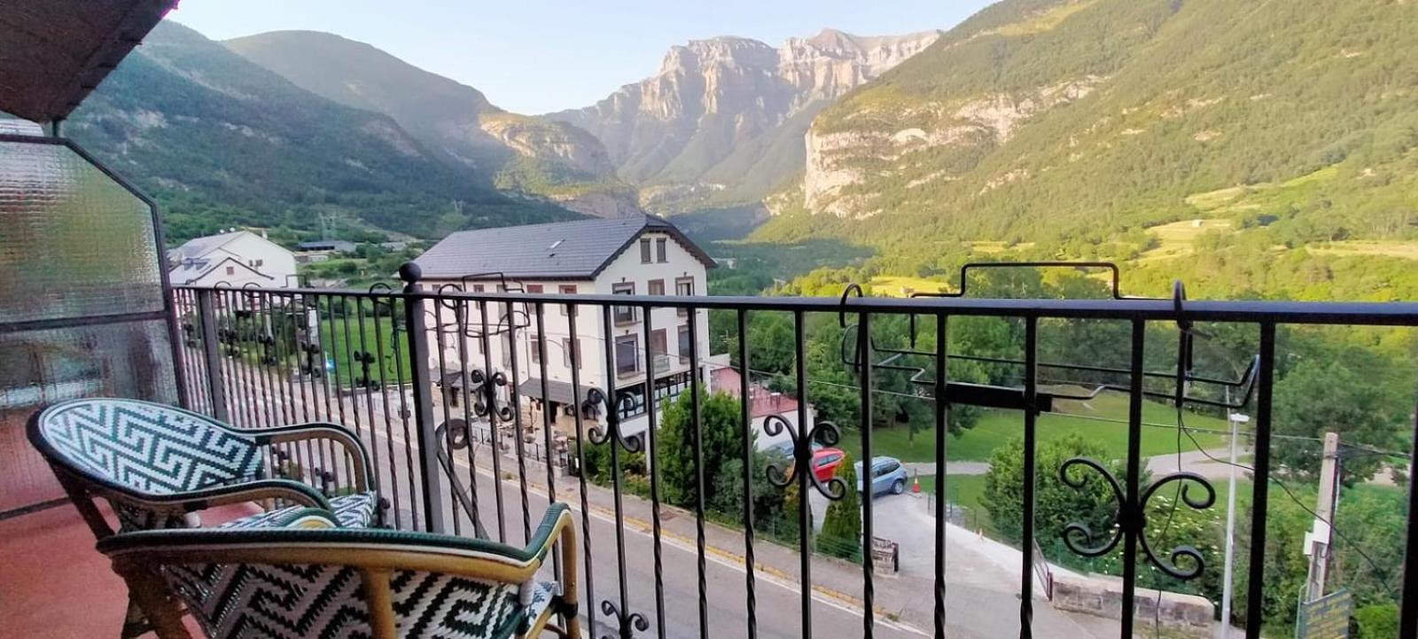 Deluxe Double Room with Balcony and Mountain View