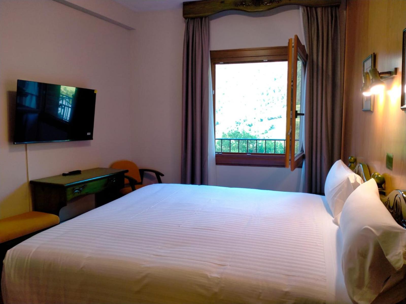 Deluxe Double Room with Balcony and Mountain View