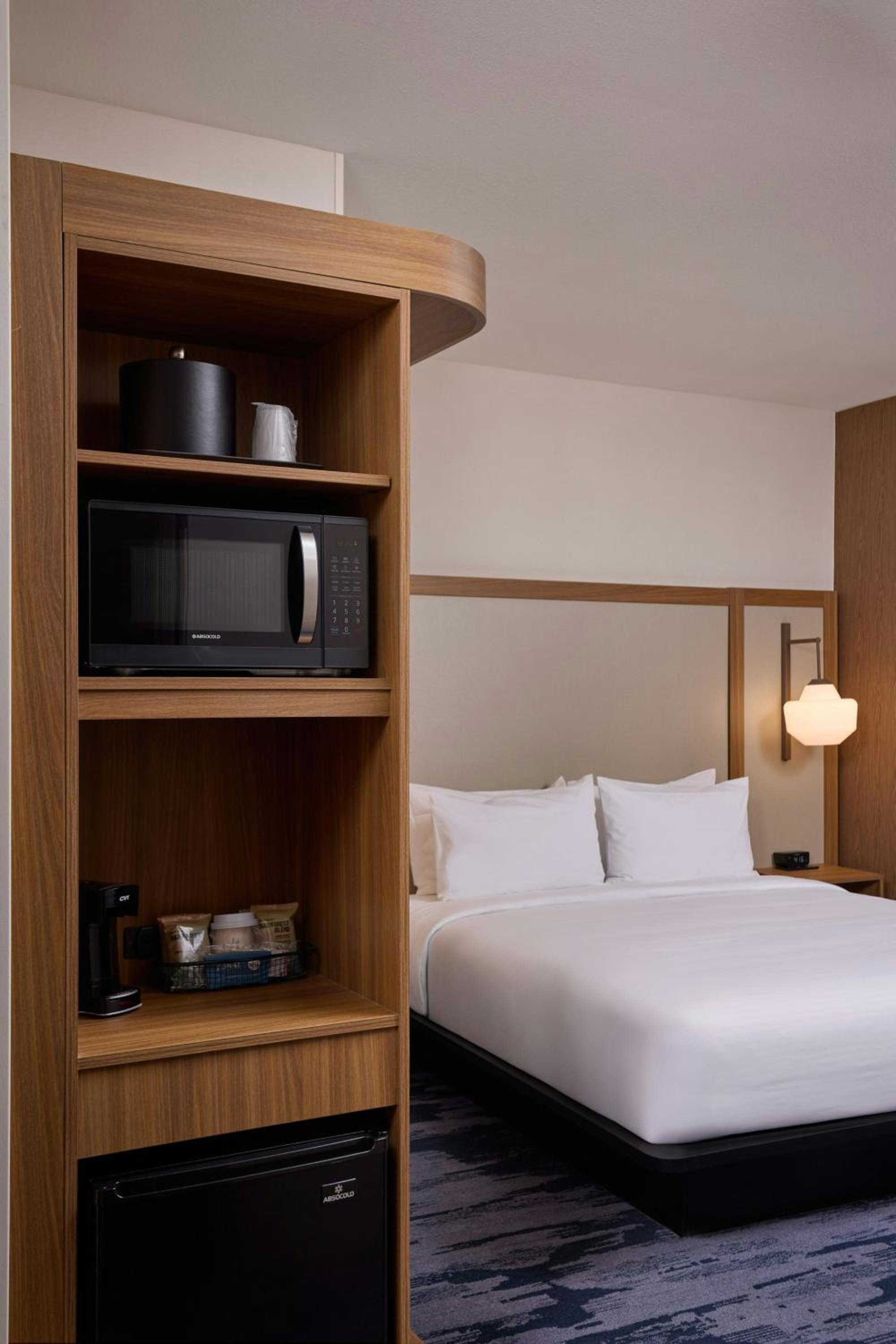 Premium King Room - Mobility Accessible/Roll-in Shower photo 3